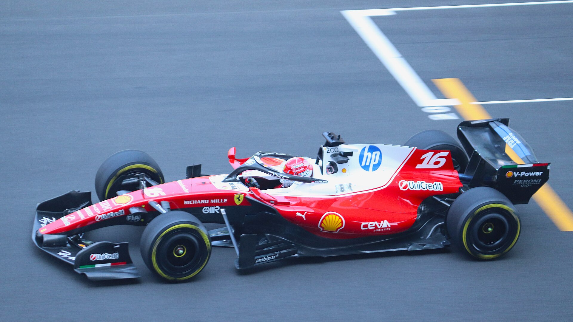 Charles Leclerc'in 16 numaralı Ferrari SF-26 otomobiliyle pistte ilerlemesi