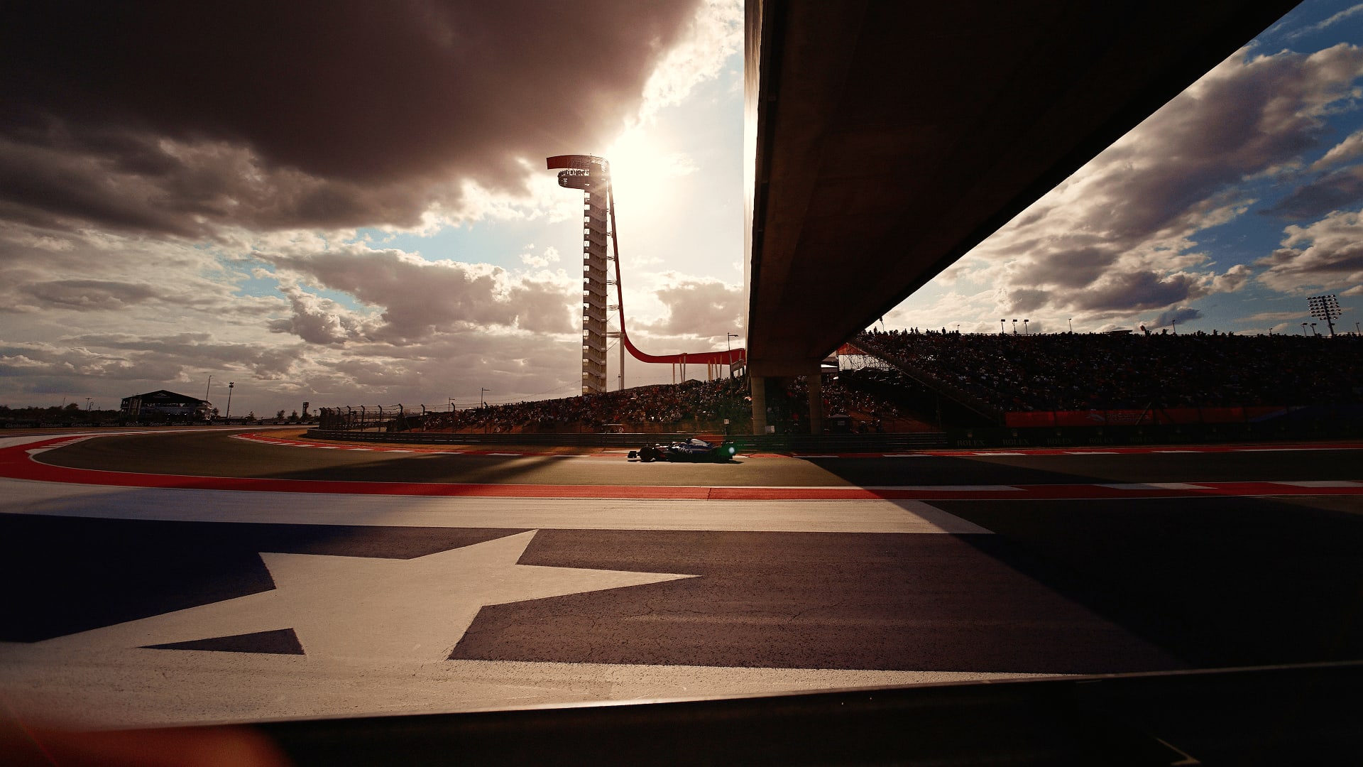 Circuit of The Americas pistinde gün batımına yakın ışıkta gözetleme kulesi ve zemindeki yıldız deseni, Austin Lastikleri açısından önemli olan hava koşullarını yansıtıyor
