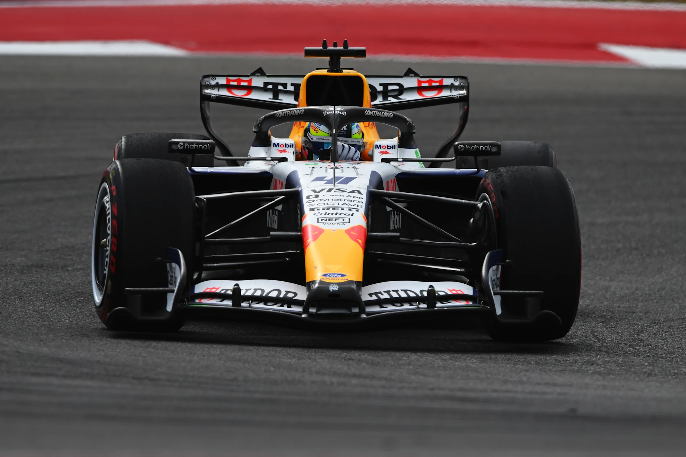 Circuit of The Americas pistinde ilerleyen beyaz gövdeli ve sarı burunlu Red Bull Formula 1 otomobilinin önden görünümü