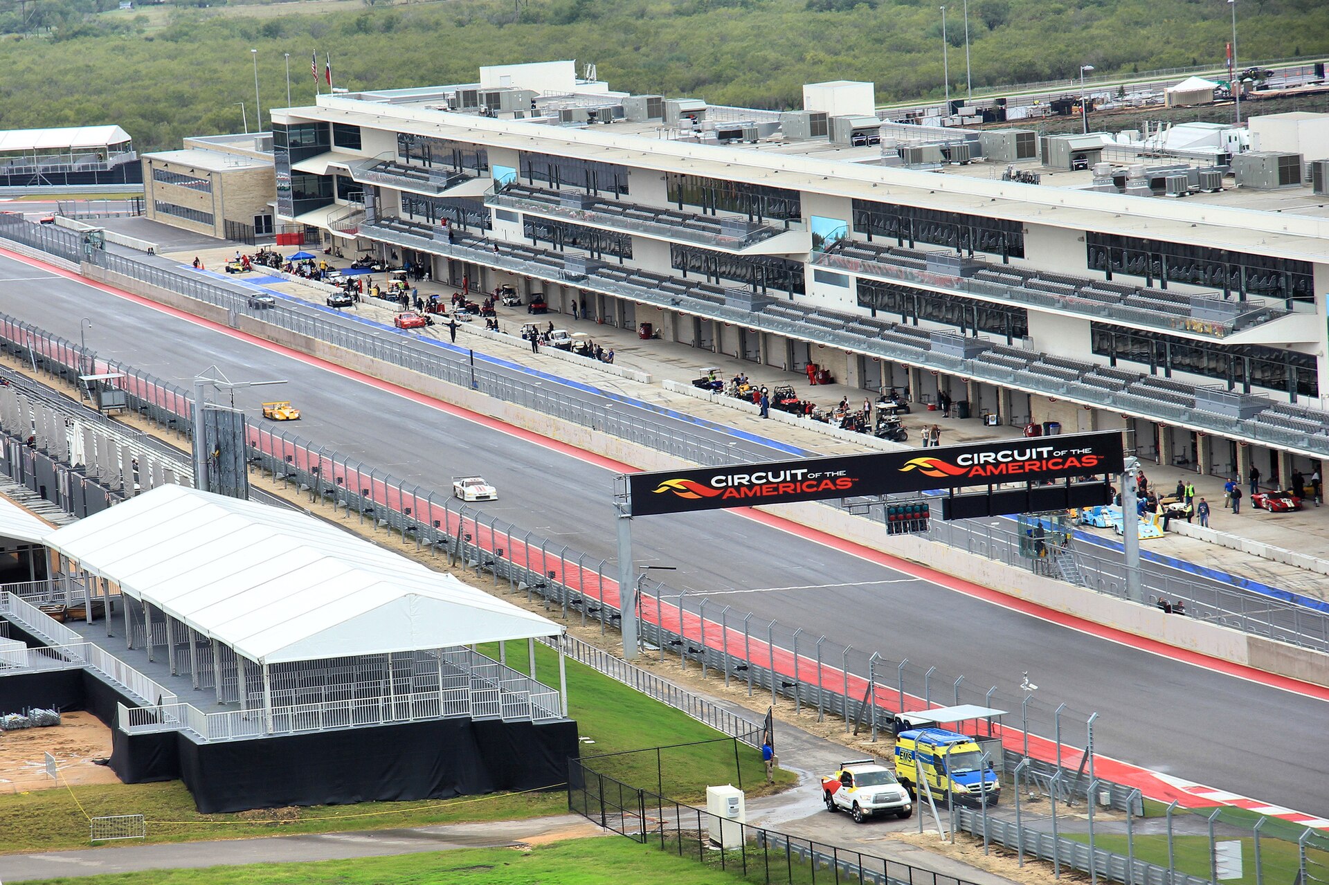 Circuit of the Americas pistinin ana düzlüğü, pit girişi ve tribünleri yukarıdan görünüyor