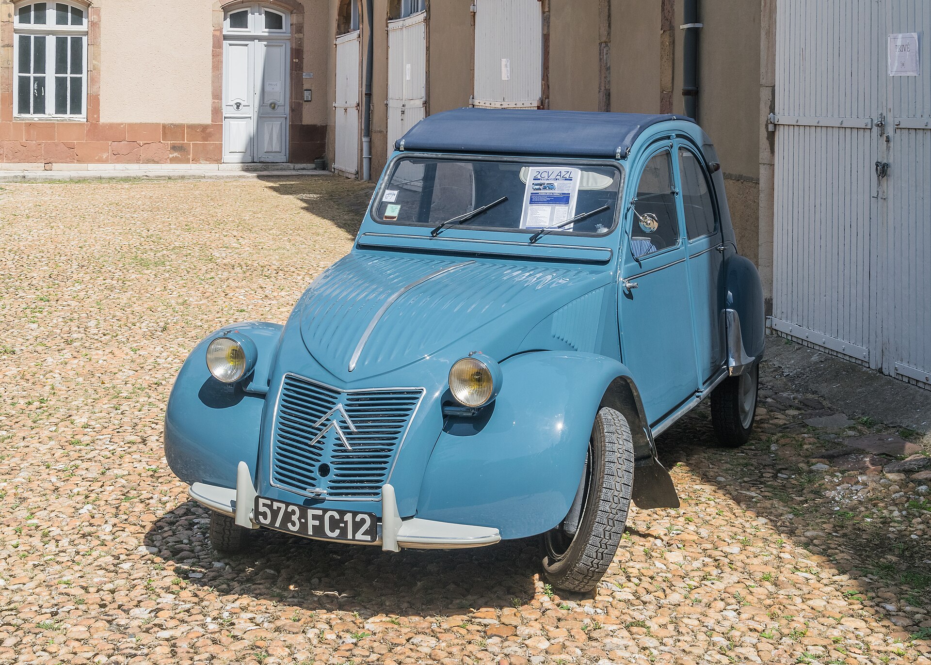 Citroën 2 CV Concept'e ilham veren mavi renkli klasik Citroën 2 CV otomobili