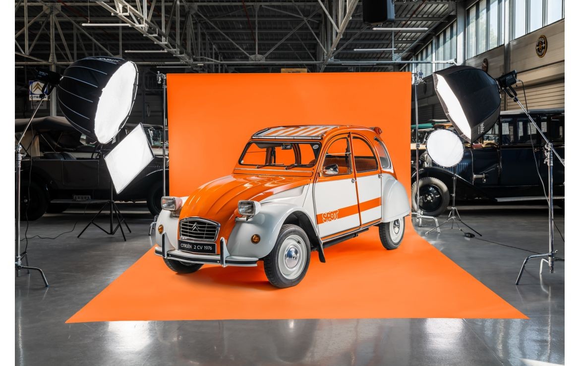 2CV Konsept duyurusunun gönderme yaptığı 1976 model 2 CV Spot, stüdyoda önden üç çeyrek görünümüyle