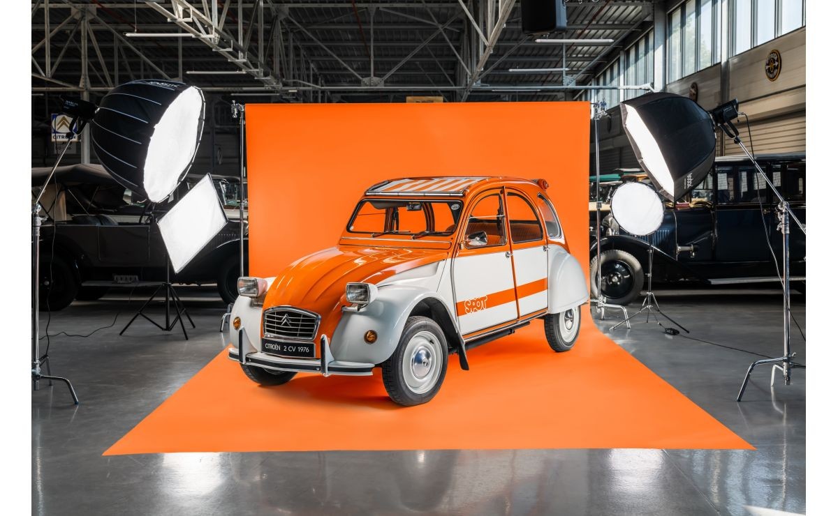 Citroen basın arşivinden 1976 model 2 CV Spot'un turuncu ve beyaz gövdeli stüdyo fotoğrafı