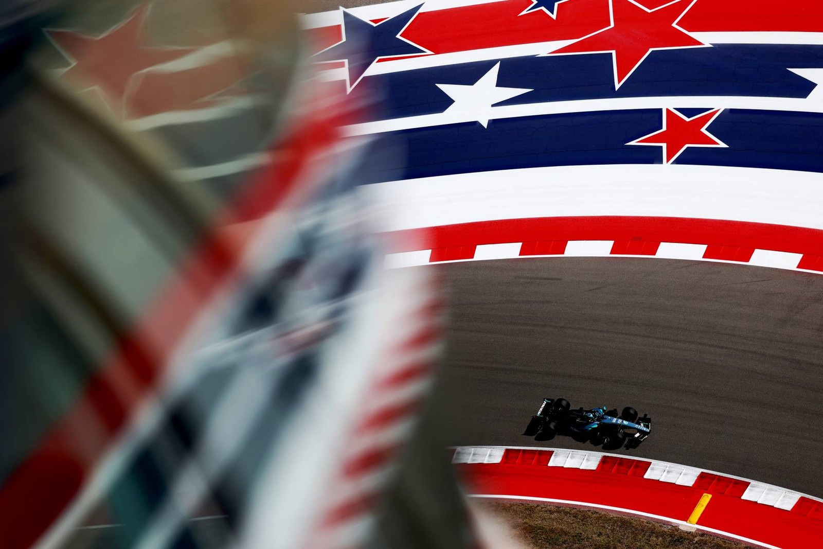 Circuit of the Americas’ta yıldız desenli taşma alanı ve pist sınırını çizen beyaz çizgi