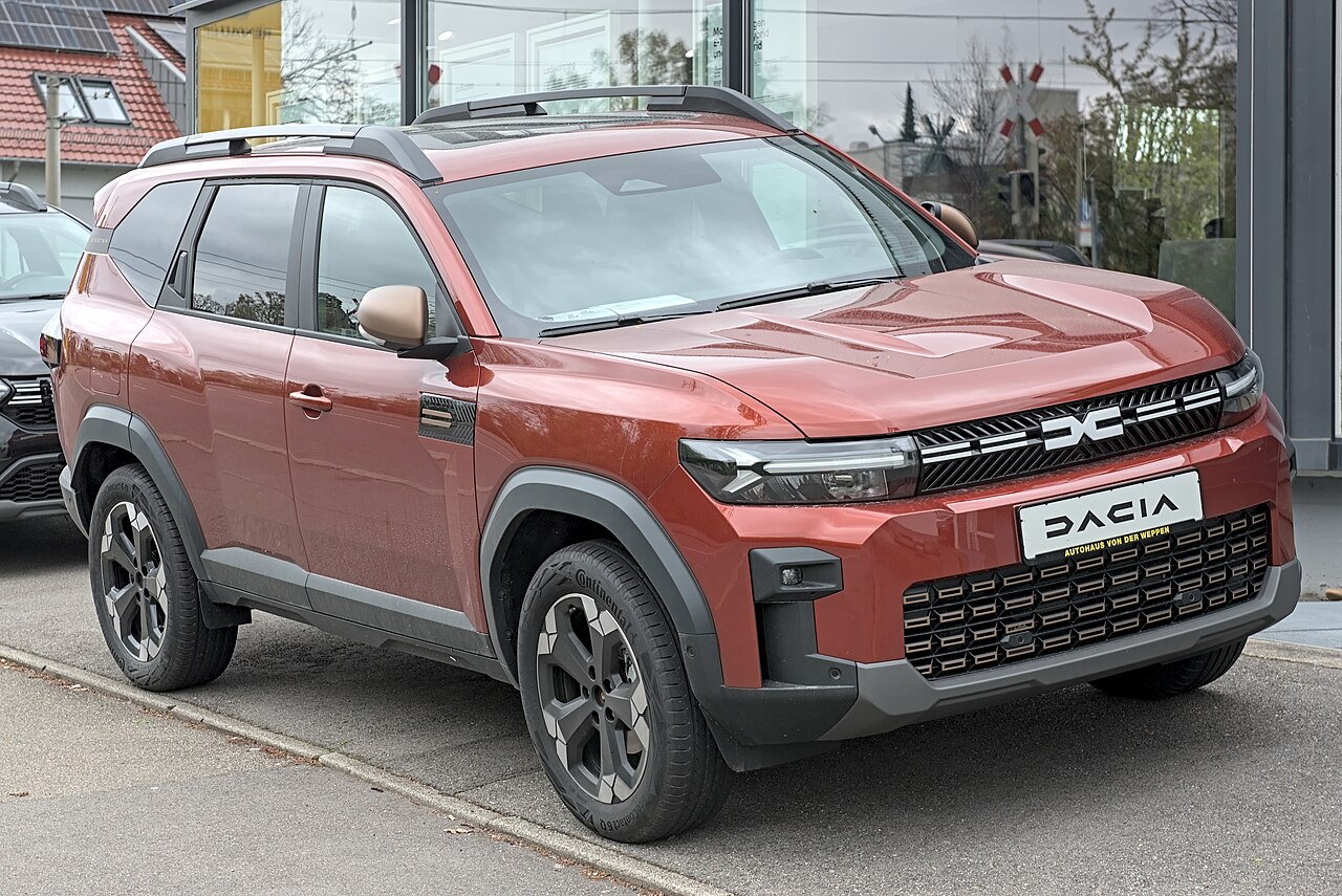 Dacia Bigster modelinin ön yüzü, markanın yeni ızgara ve aydınlatma tasarımıyla yakın planda