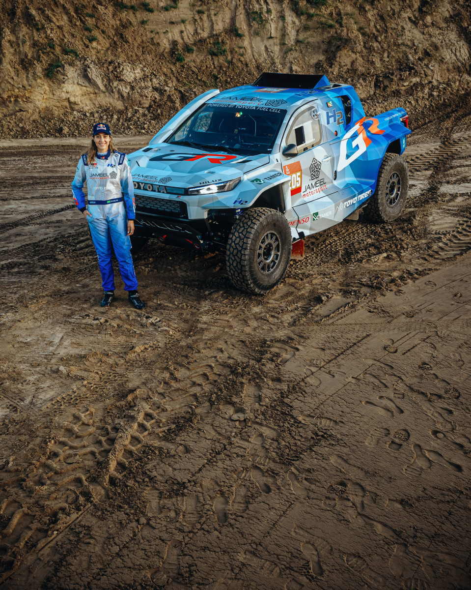 Dania Akeel ile DKR GR FC Hilux yarış otomobilinin çamurlu test alanındaki görünümü