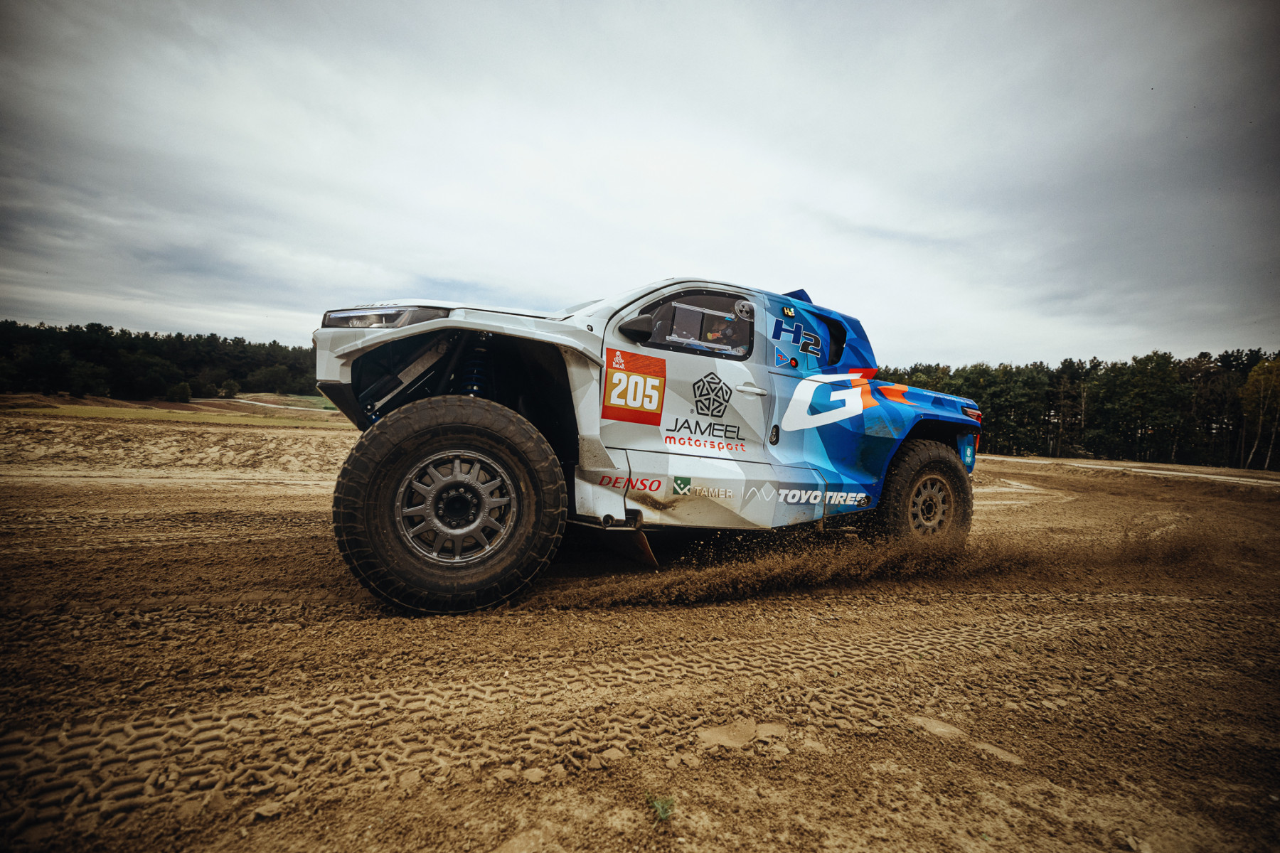 DKR GR FC Hilux yarış otomobilinin toprak pistte virajda savrulması