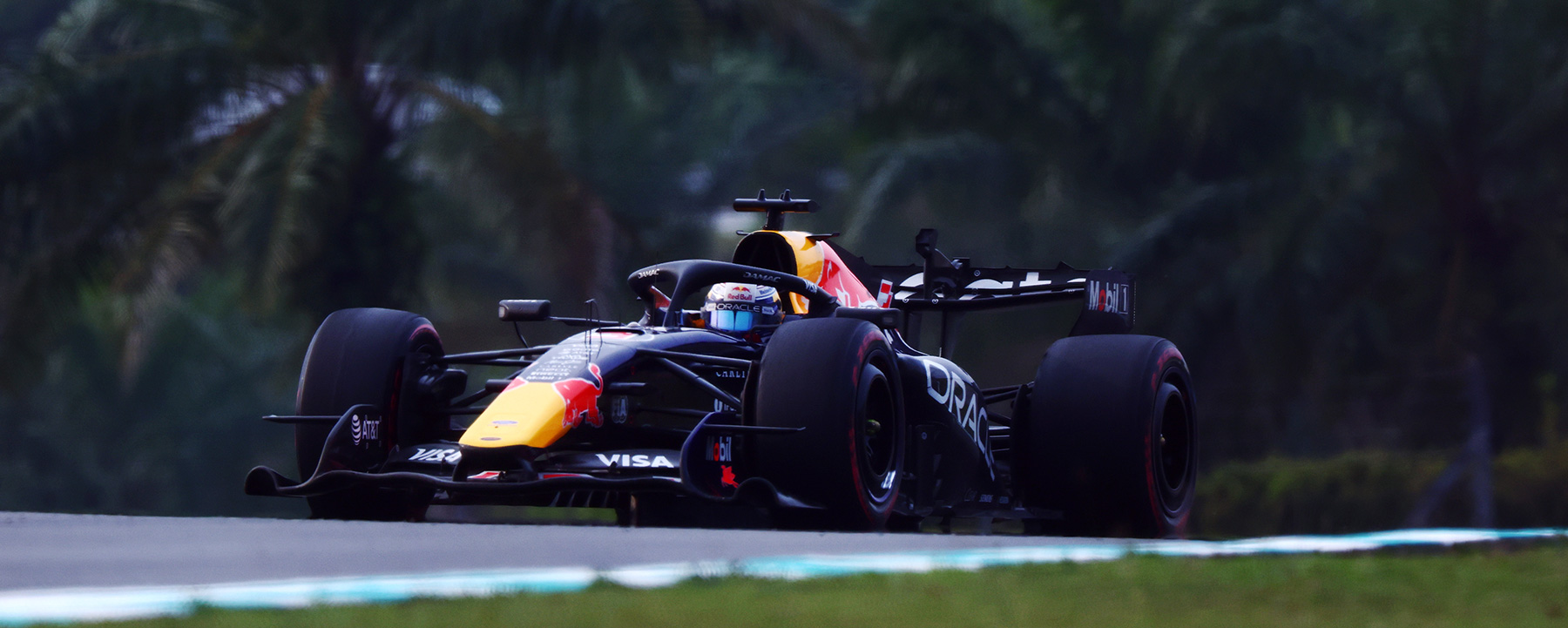 Verstappen'in 1 numaralı Red Bull RB22 modeli Sepang pistinde yarış sırasında