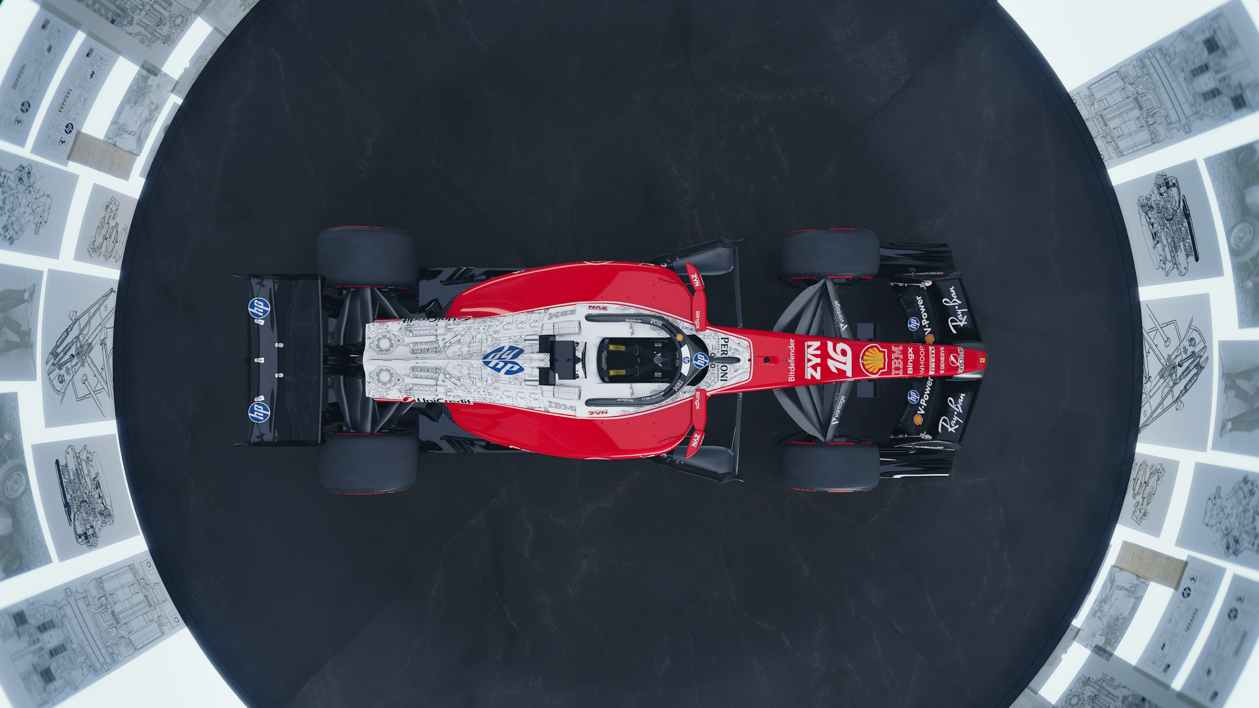 Ferrari SF-26’nın üstten görünümünde kırmızı burun, beyaz teknik çizimli orta gövde ve siyah zemin üzerindeki eskiz kolajı birlikte görülüyor