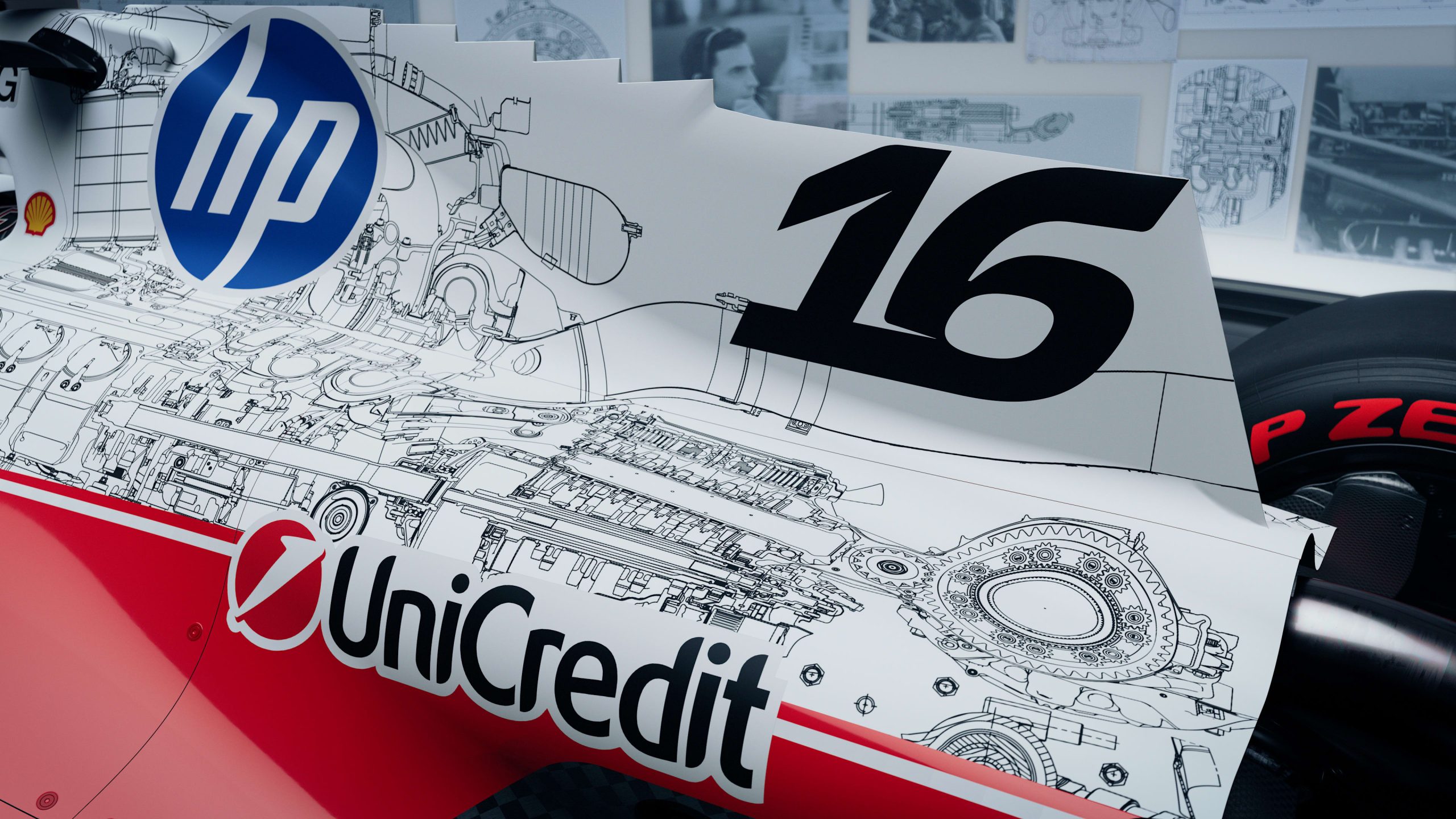 Ferrari SF-26 yan panelinde HP logosu, 16 numarası ve eskiz motifli grafikler ile birlikte UniCredit yazısı yakın planda görülüyor