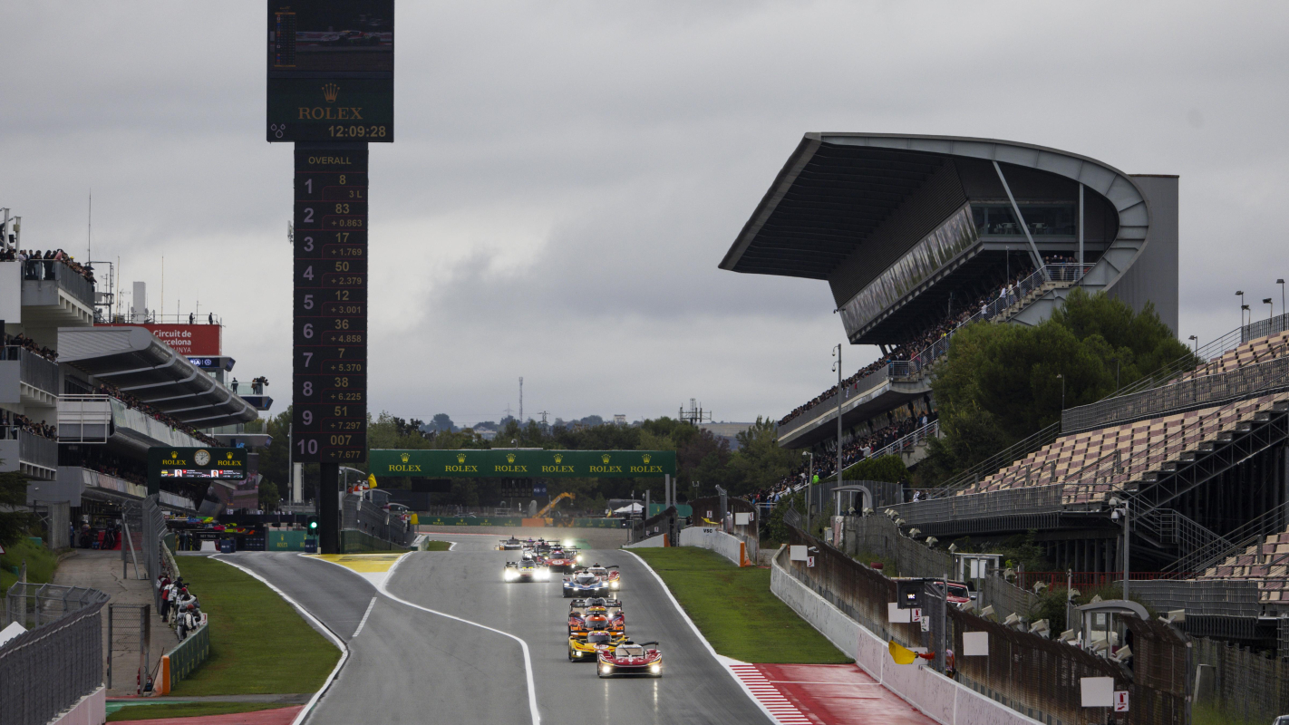 FIA WEC 2026 yarışında Barcelona-Catalunya pistinin start düzlüğünde sıralanan Hypercar sınıfı otomobilleri