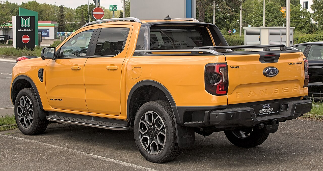 Ford EV Club üyelerine sunulan off-road deneyiminin konusu olan Ford Ranger'ın turuncu Wildtrak donanımı, arka üç çeyrek görünümde