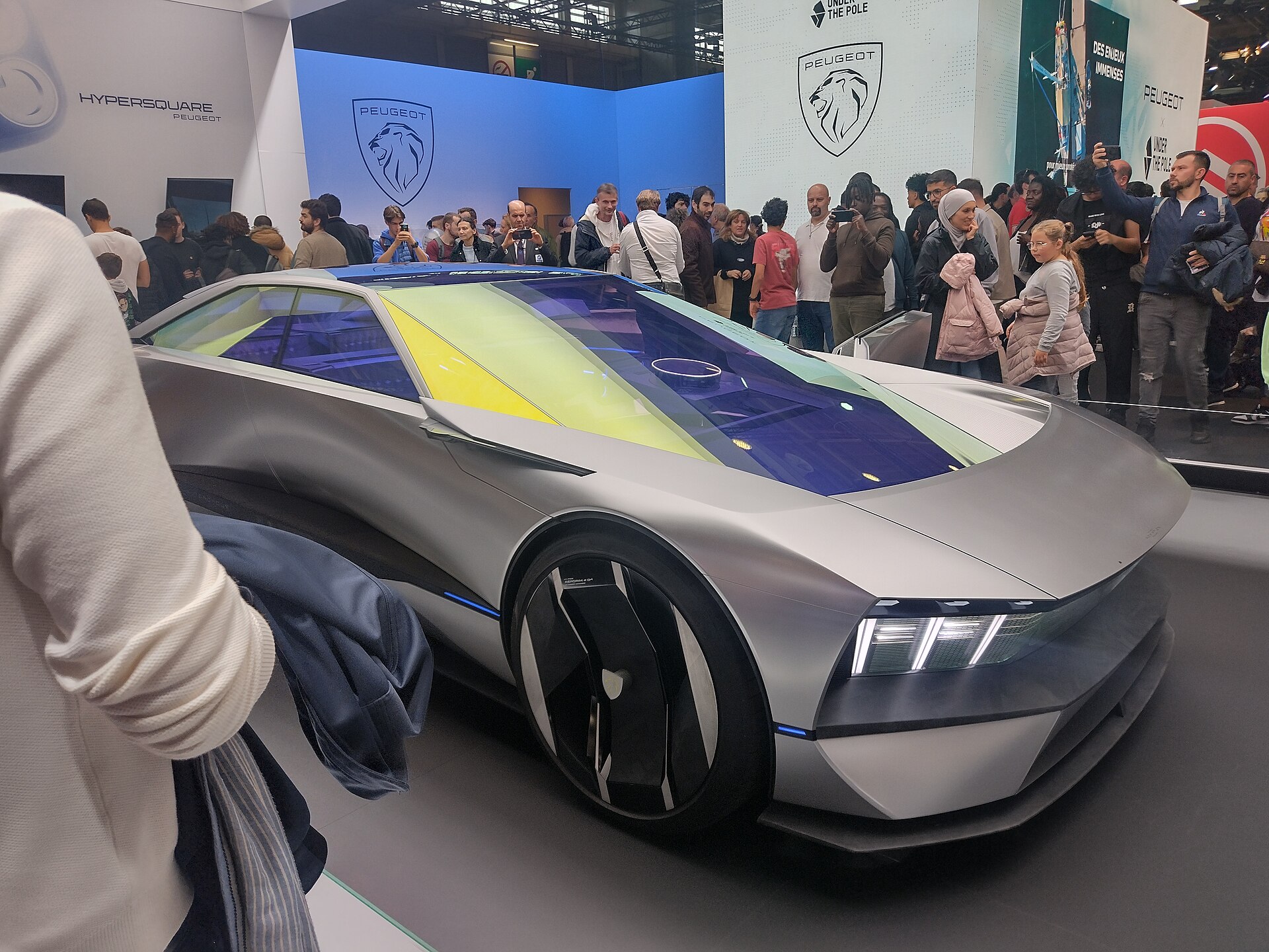Fuar standında Peugeot logosunun önünde sergilenen gümüş renkli konsept otomobil (arşiv görüntüsü)