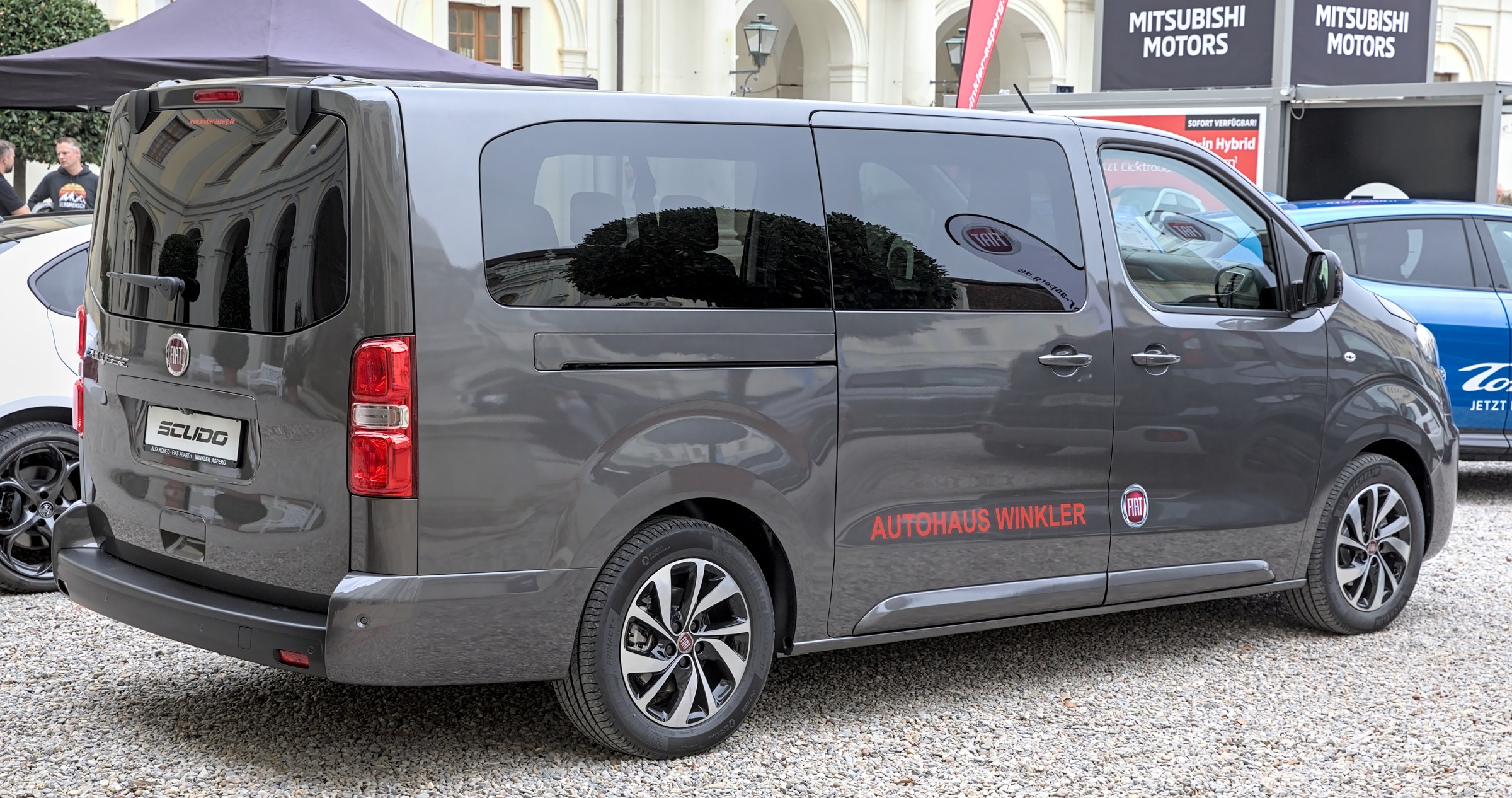 Fuarda sergilenen elektrikli Fiat Ulysse yan görünümü