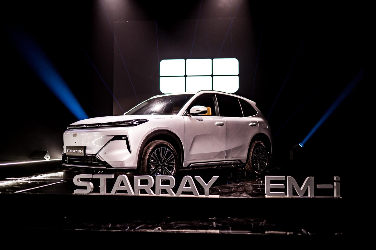 Geely Auto grubunun Starray EM-i modeli İspanya lansman sahnesinde sergilenirken