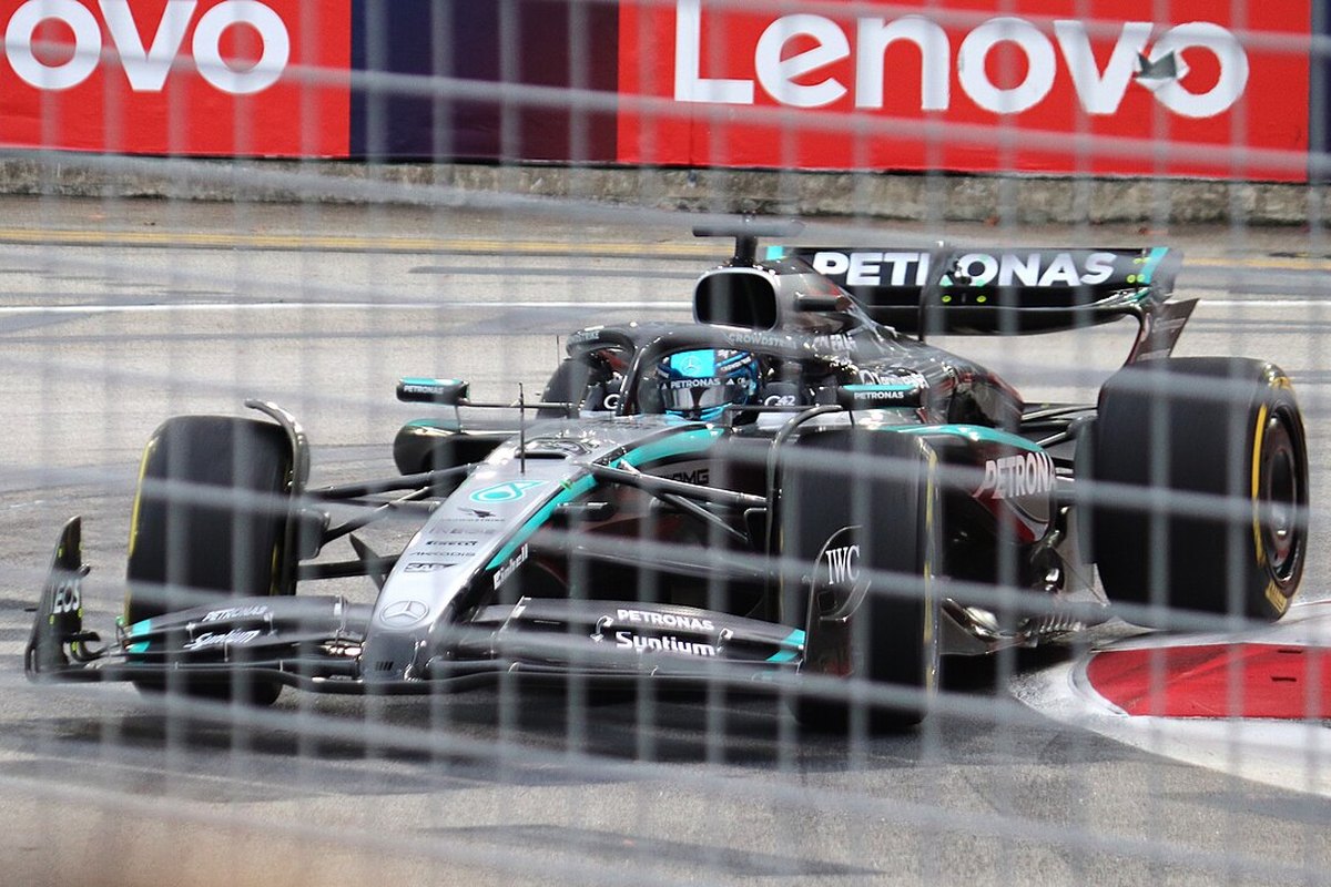 Mercedes Formula 1 otomobili pist üzerinde