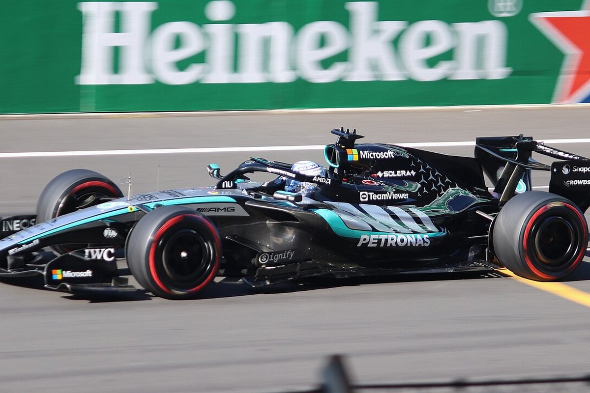 George Russell yarış sırasında Mercedes ile