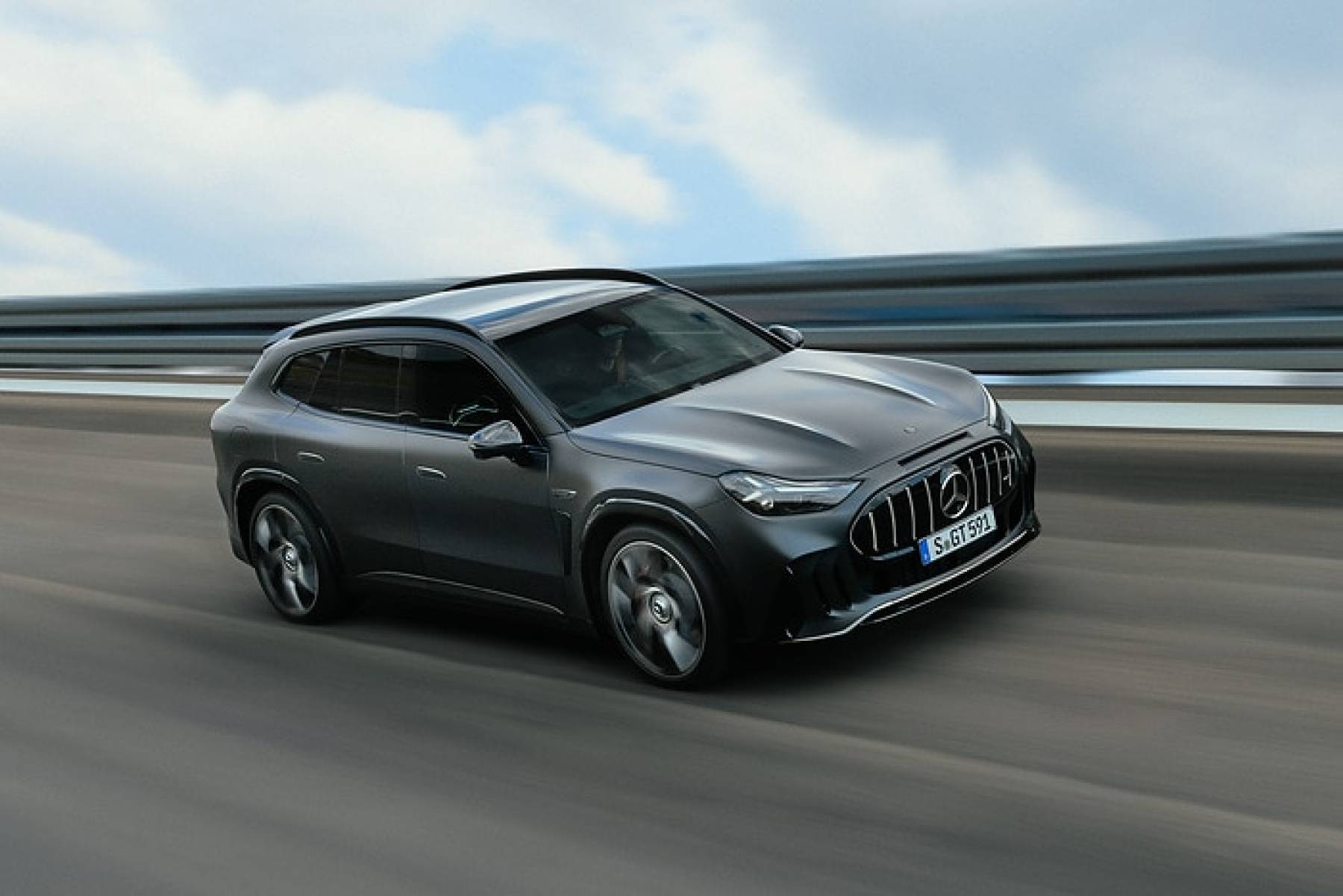 Gri renkli AMG GT SUV otomobilinin pist kenarında hareket halinde çekilmiş görüntüsü