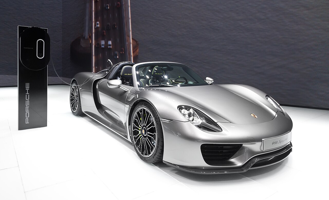 Gümüş renkli Porsche 918 Spyder, fuar standında yandan görünümde