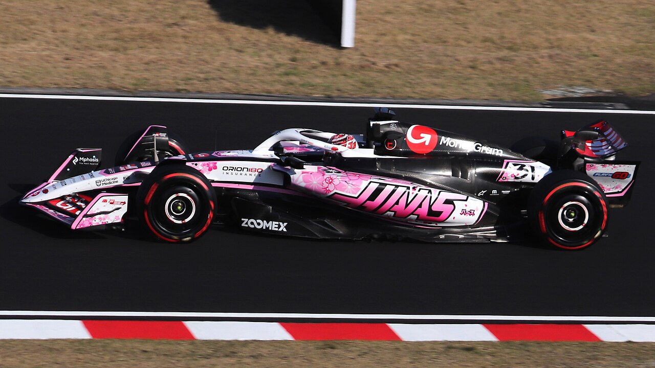 Haas takımının Formula 1 otomobili Esteban Ocon ile 2025 Japonya GP ikinci antrenmanında pistte