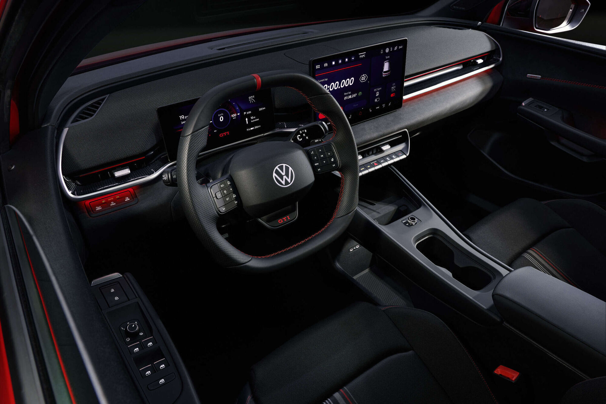 ID. Polo GTI otomobilinin kırmızı dikişli direksiyonu ve dijital göstergeleri olan kokpiti