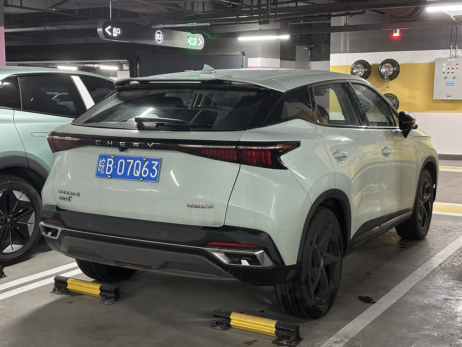 Kapalı otoparkta duran Chery Omoda 5 otomobilinin arkadan görünümü