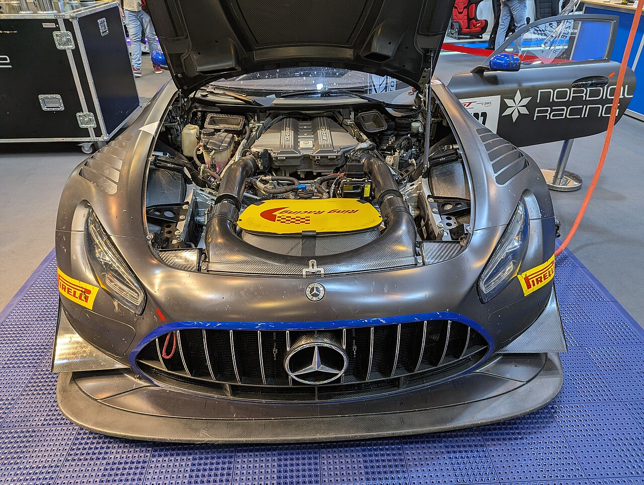 Kaputu açık Mercedes-AMG GT3 Evo yarış otomobili, GT World Challenge sınıfında kullanılan modelin ön bölümü