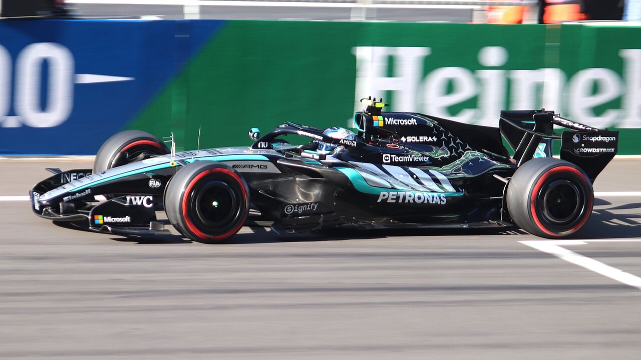 Kimi Antonelli'nin 2026 Çin Grand Prix'si sıralama turlarında Mercedes W17 ile pistteki görüntüsü