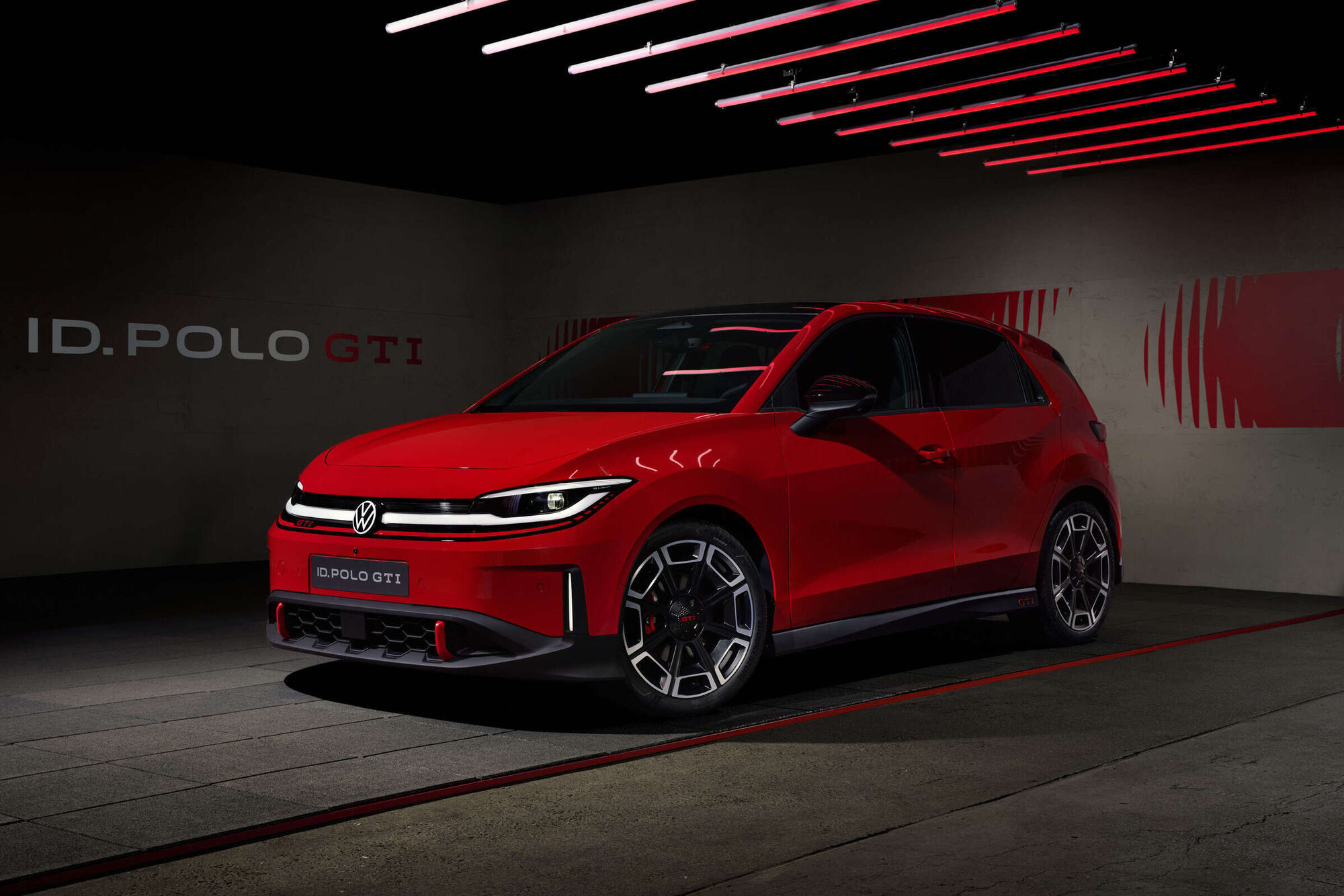Kırmızı ID. Polo GTI otomobilinin stüdyoda ön ve yan görünümü