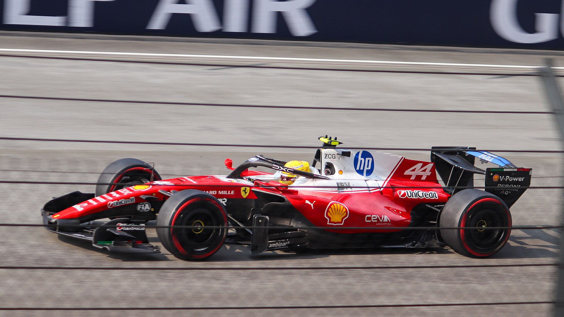 Lewis Hamilton, Ferrari ile 2026 Bahreyn GP sıralama turlarında pistte