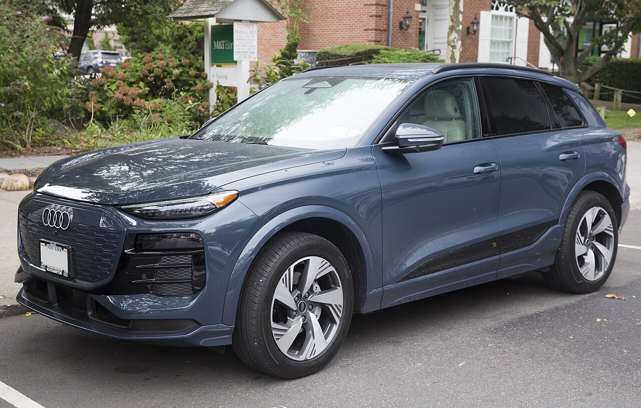 Mavi renkli Audi Q6 e-tron quattro modelinin sol ön görünümü