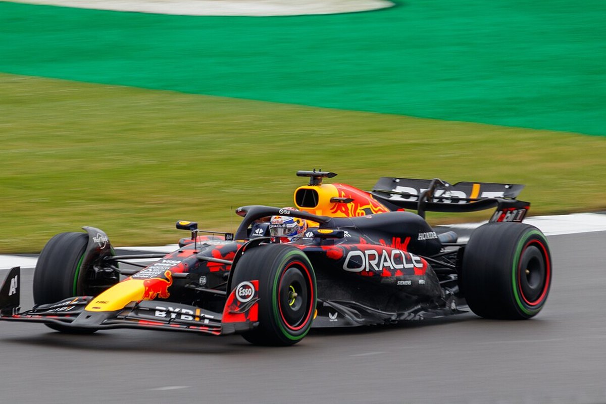 Max Verstappen Singapur GP’yi Telsiz Arızasıyla Kazandı