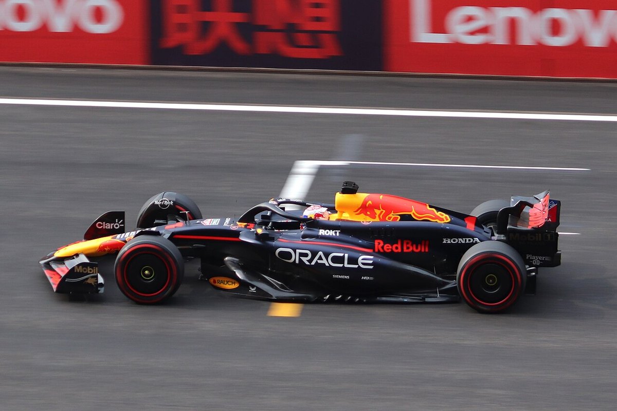 Max Verstappen yarış sırasında Red Bull ile