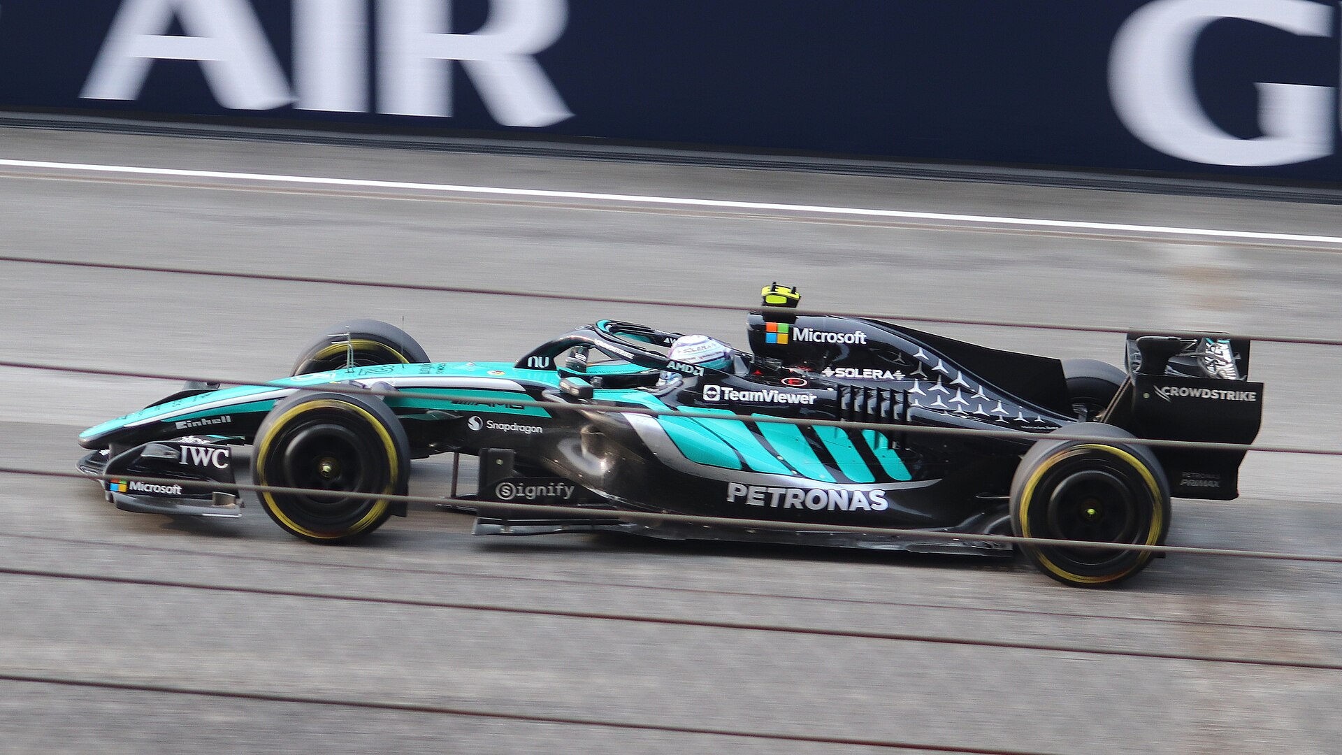 Mercedes pilotu Kimi Antonelli, W17 ile düzlükte yarış hızında ilerliyor