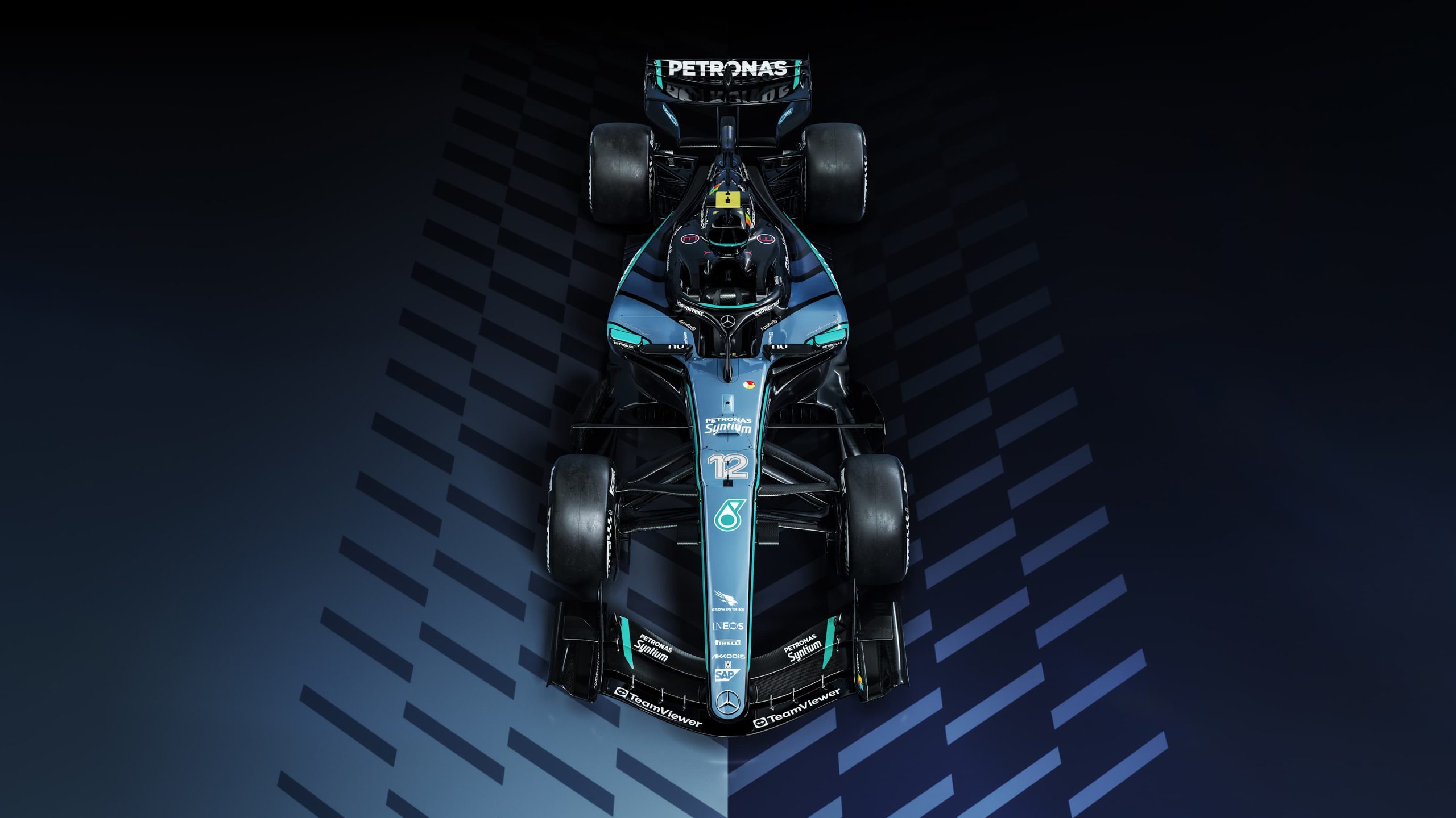 Mercedes W17 üstten görünümde siyah, gümüş ve turkuaz ağırlıklı renkleriyle mavi çizgili bir zeminin üzerinde, Mercedes Manufaktur tasarımında duruyor