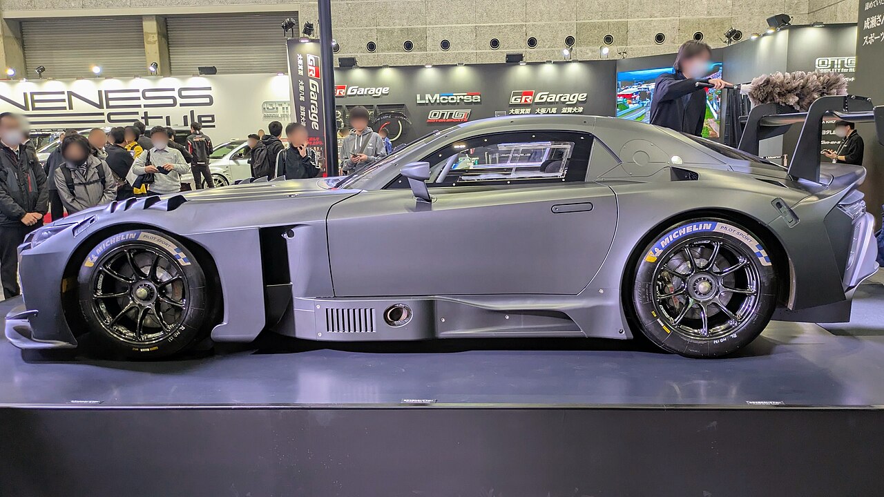 Osaka Auto Messe 2026'da sergilenen Toyota GR GT3 prototipinin yandan görünümü