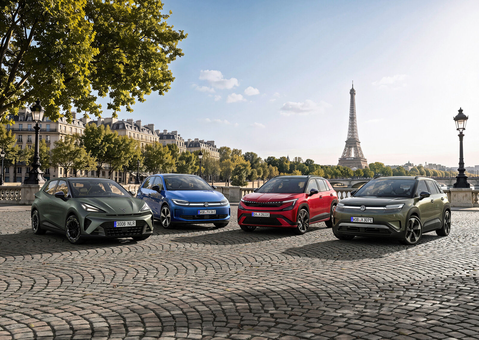 Paris'te Eyfel Kulesi önünde yan yana duran dört elektrikli şehir otomobili, aralarında Volkswagen ID. Cross