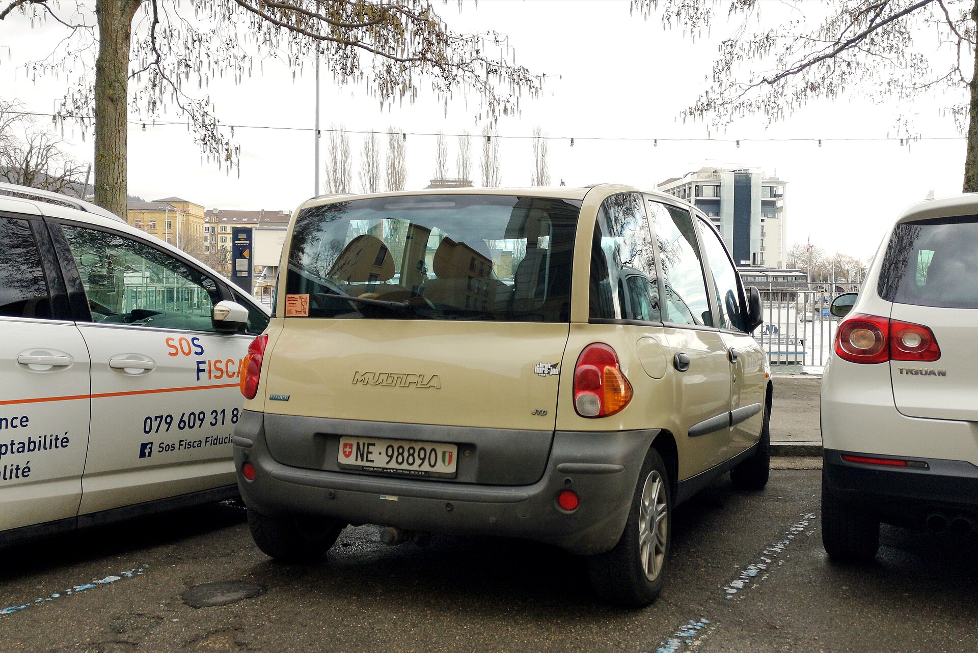 Park halindeki bej renkli Fiat Multipla otomobilinin arkadan görünümü