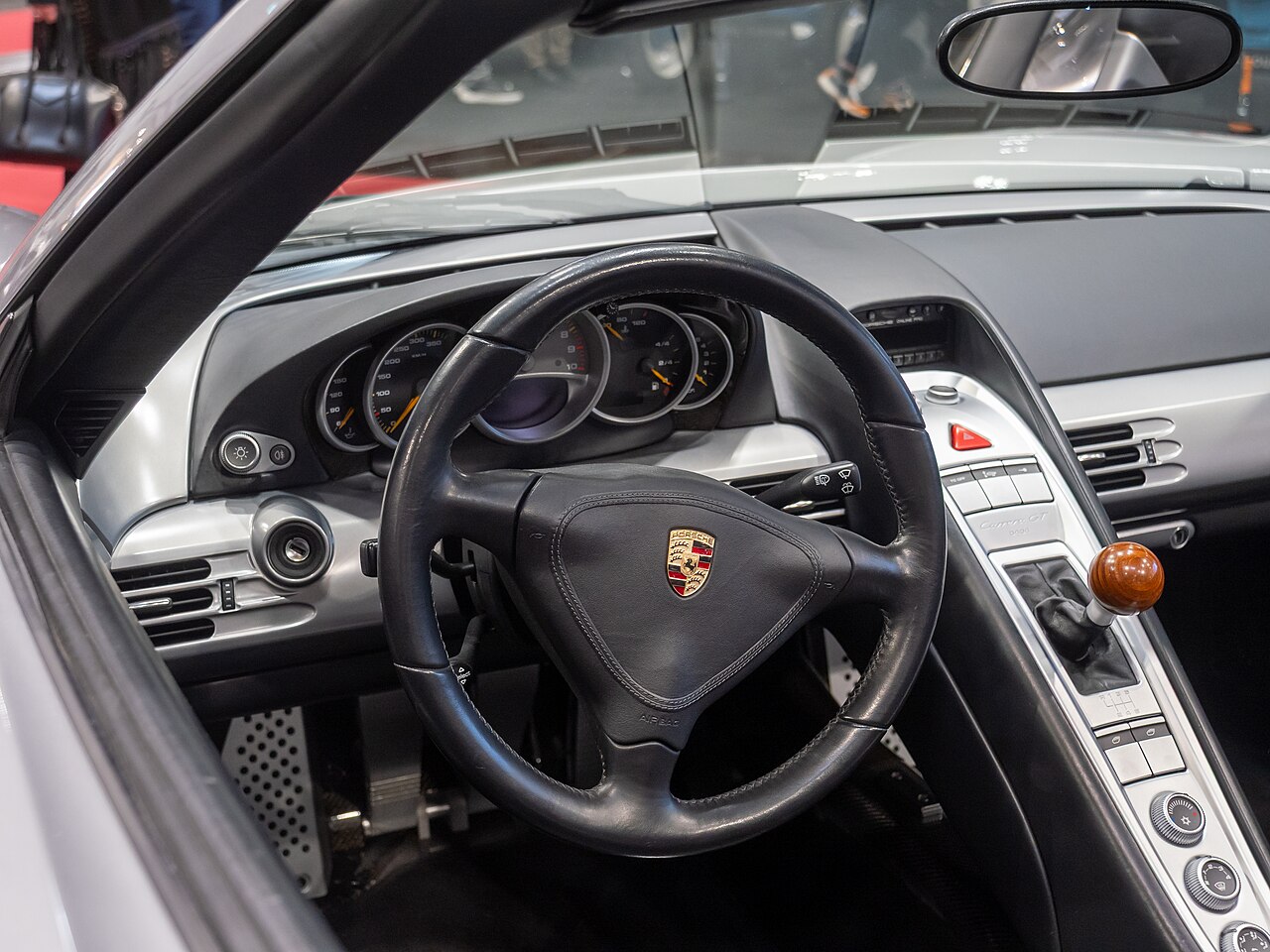 Porsche Carrera GT kokpitinde direksiyon simidi, gösterge takımı ve vites topuzu görünüyor