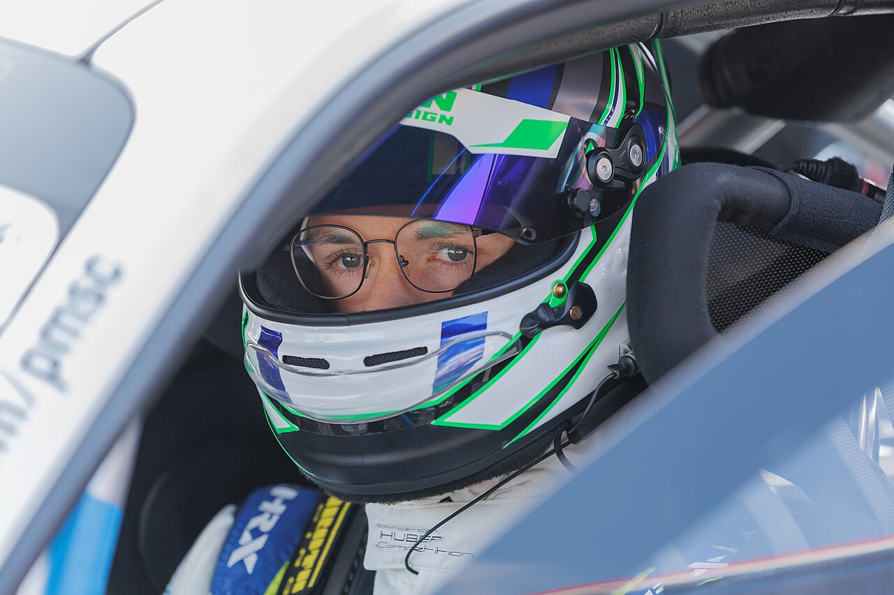 Porsche Mobil 1 Supercup pilotu Zandvoort hafta sonunda kaskıyla yarış otomobilinin içinde