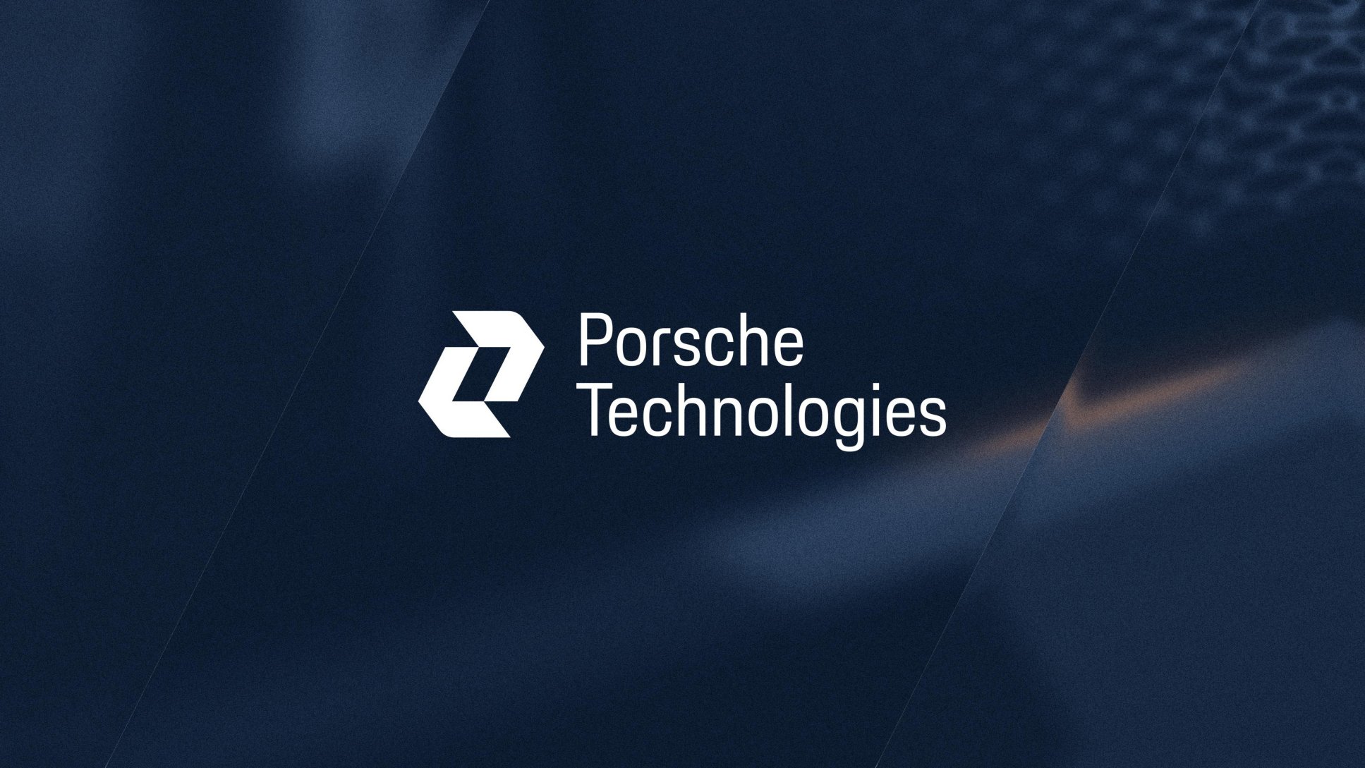 Porsche Technologies logosu, koyu mavi geometrik bir arka planın üzerinde beyaz renkte görünüyor