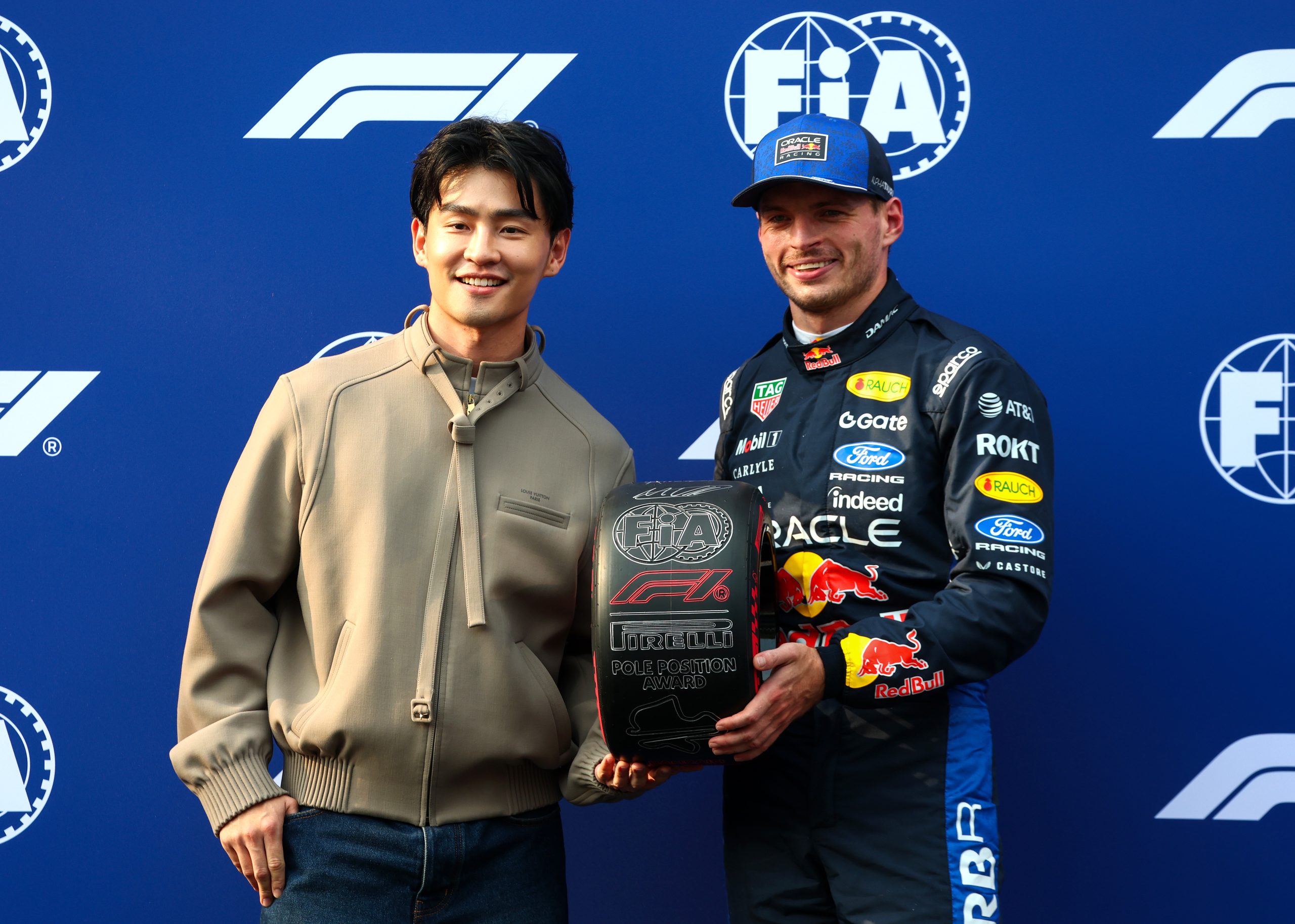 Verstappen Pole pozisyonu ödülü olan Pirelli lastik kupasını Malezyalı oyuncu Alvin Chong ile birlikte tutarken