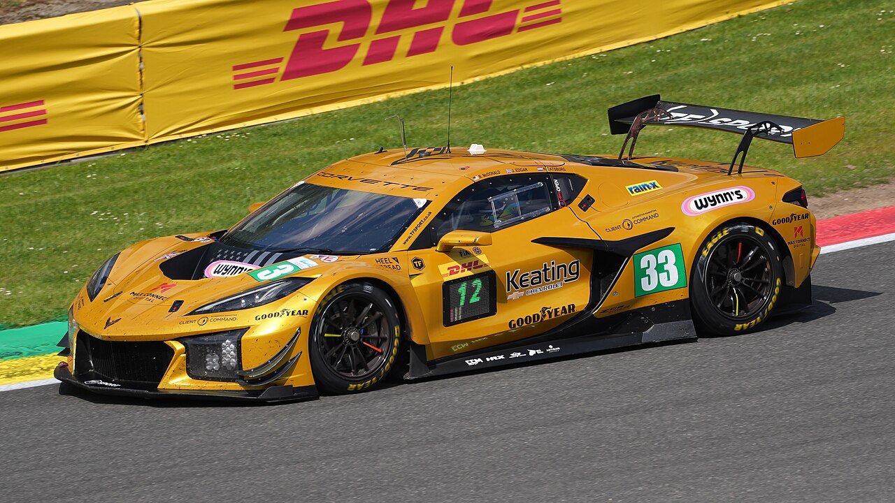 Racing Team Turkey ile aynı Corvette Z06 LMGT3.R modelini kullanan TF Sport otomobilinin yandan görünümü