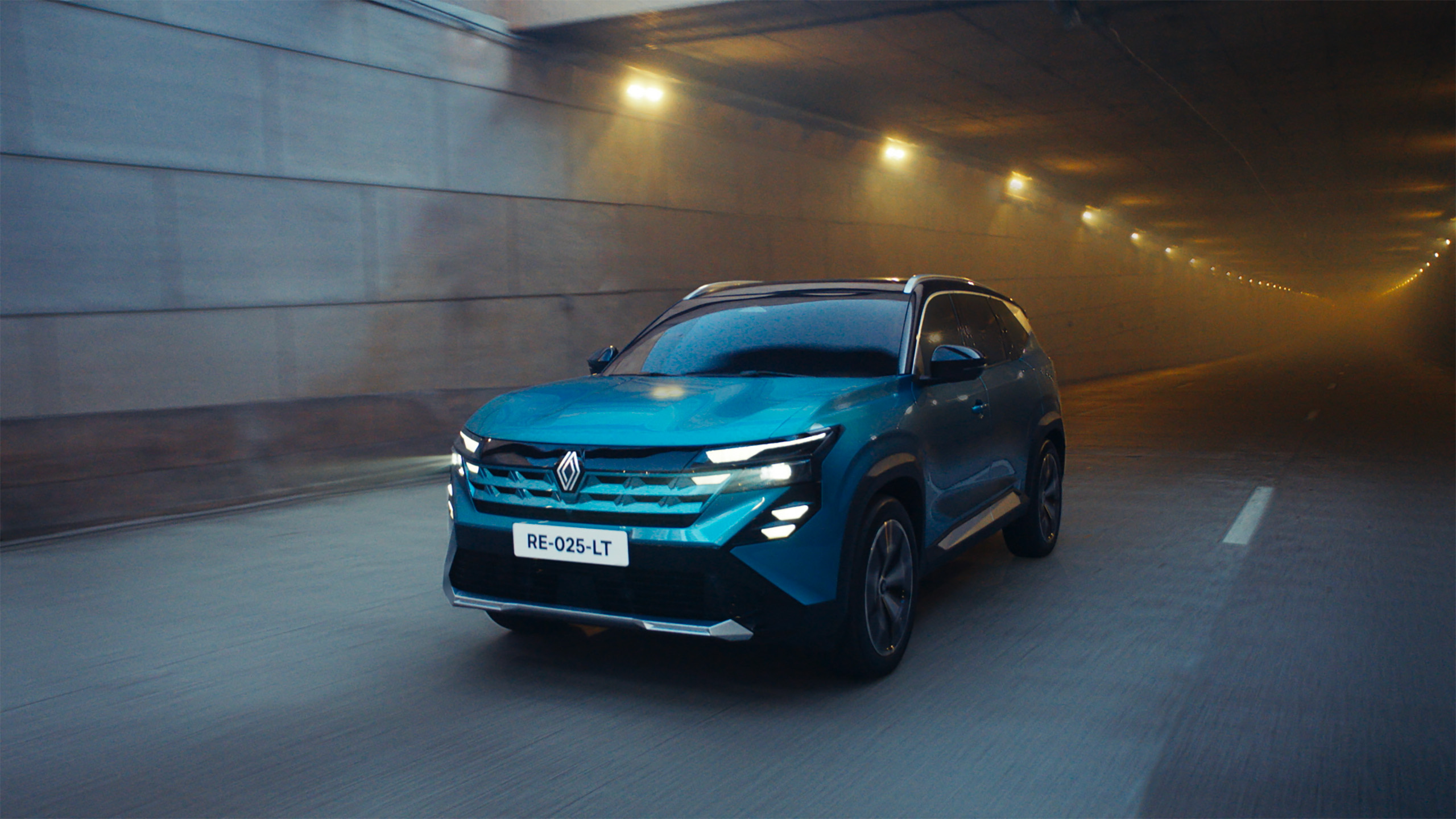 Otomobil Pazar Verileri sıralamasında ikinci olan mavi Renault Boreal tünelde ilerlerken