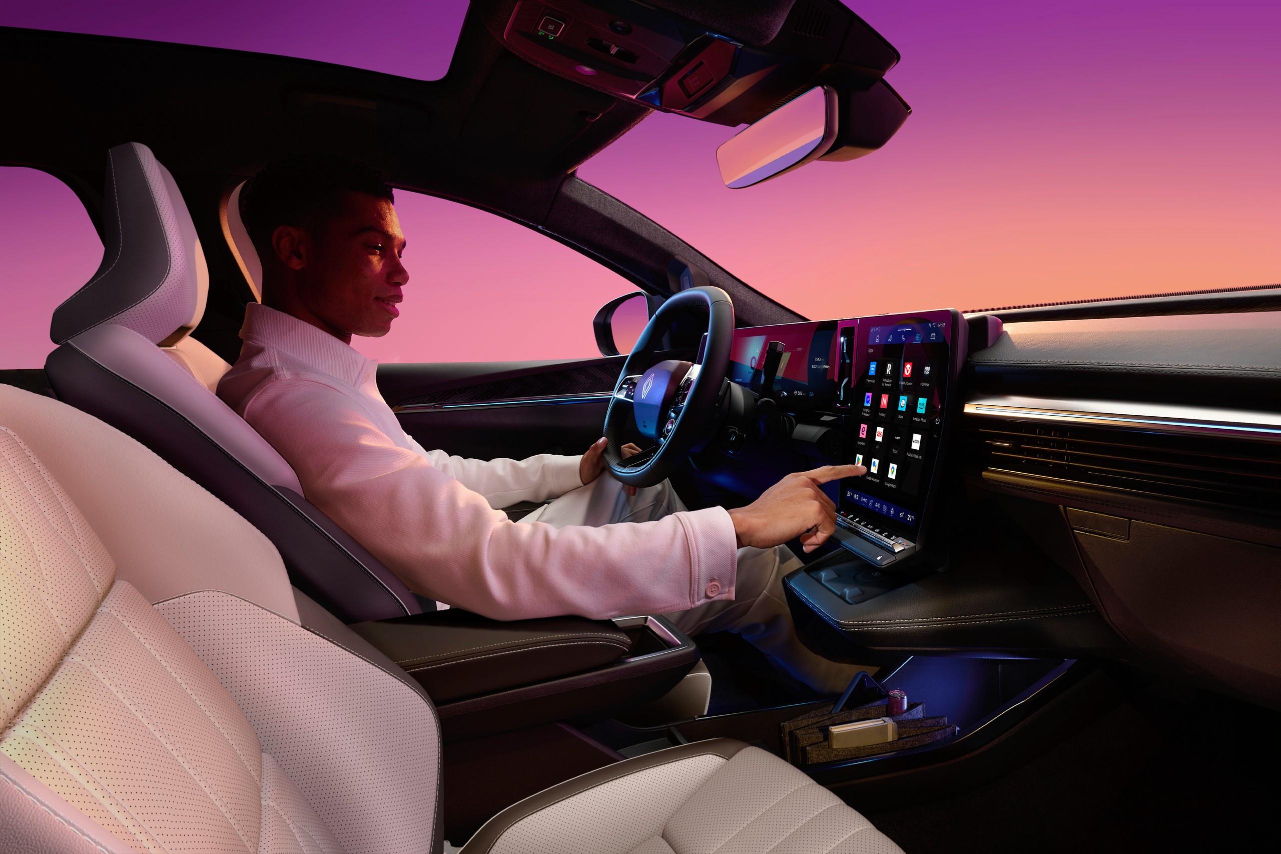 Renault Megane E-Tech ile aynı openR link sistemini kullanan Scenic E-Tech kabini ve sürücü koltuğundan görünüm