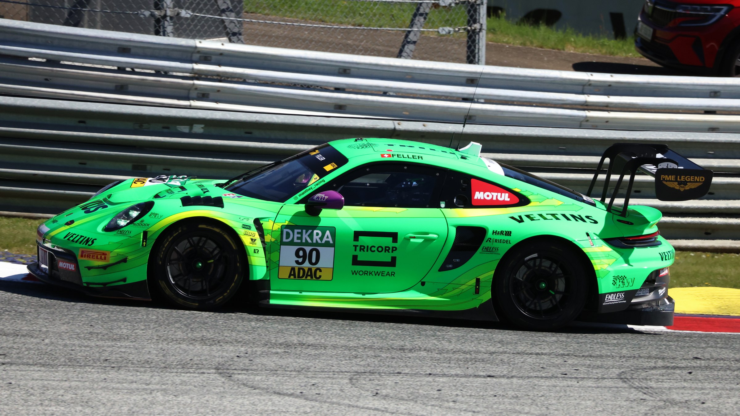 Ricardo Feller'in yeşil renkli 90 numaralı Porsche 911 GT3 R otomobili pist kenarında yandan görülüyor