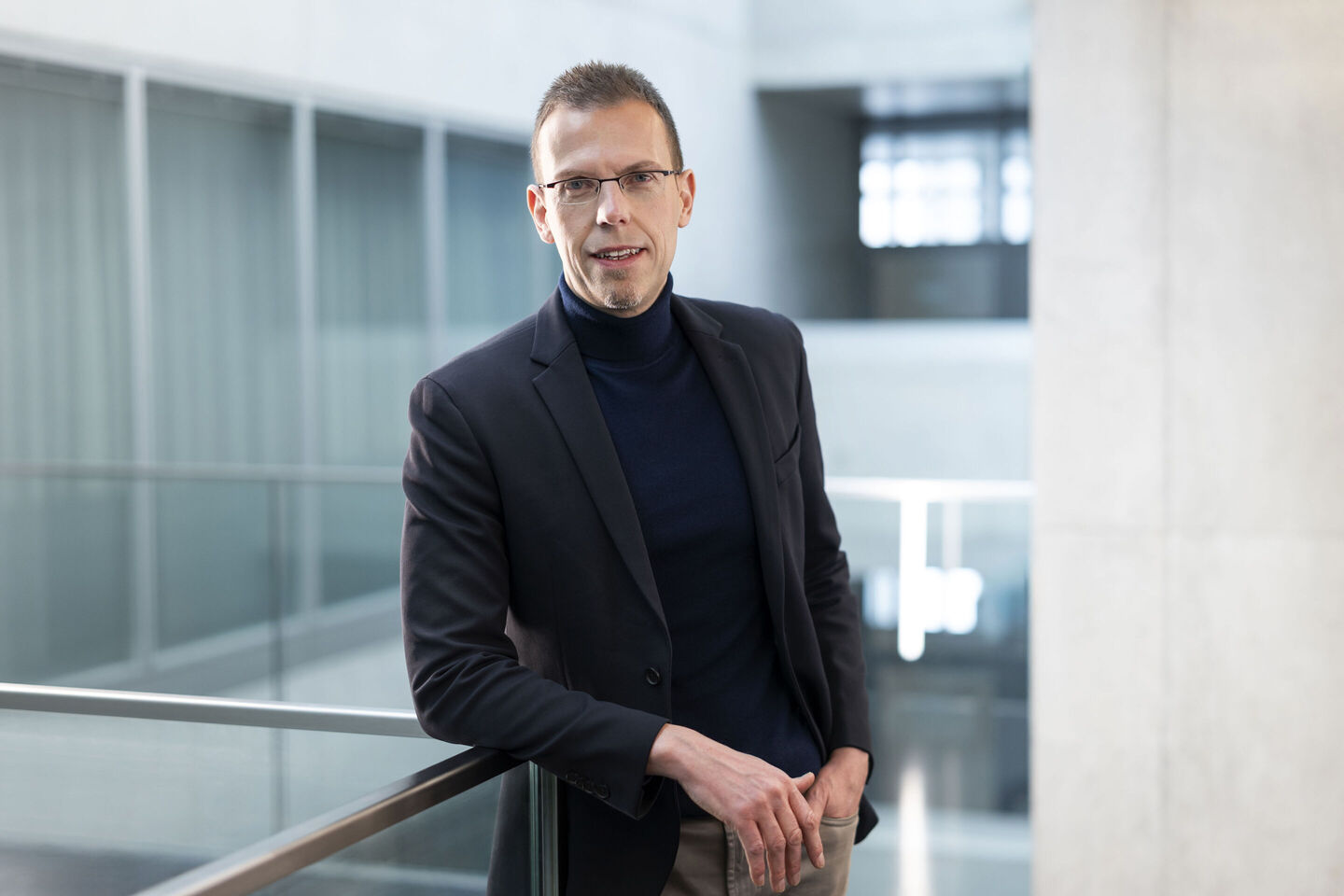 Rouven Mohr, Audi Sport’un geçici genel müdürü olarak atanan yöneticinin cam ve beton bir bina içinde korkuluğa yaslanarak poz verdiği fotoğrafta siyah ceket ve boğazlı kazak giyiyor