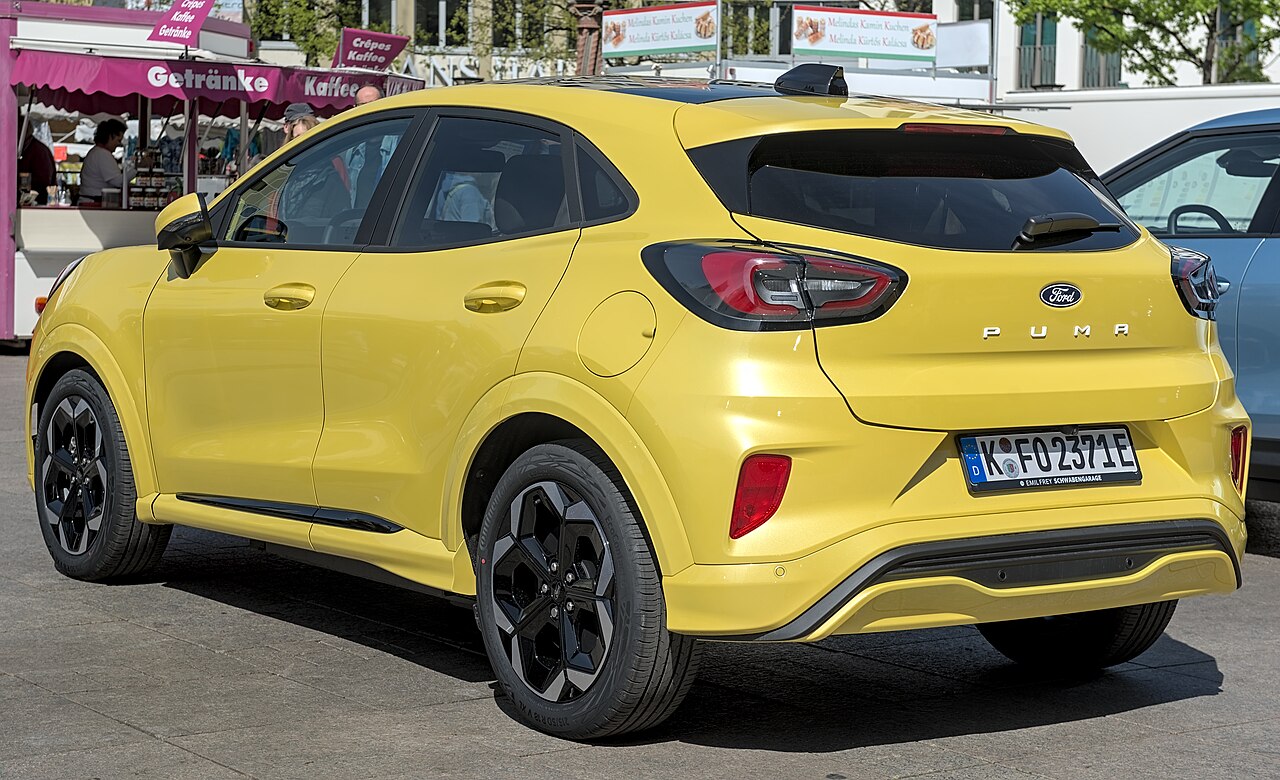 Sarı renkli Ford Puma Gen-E, arka üç çeyrek görünümde