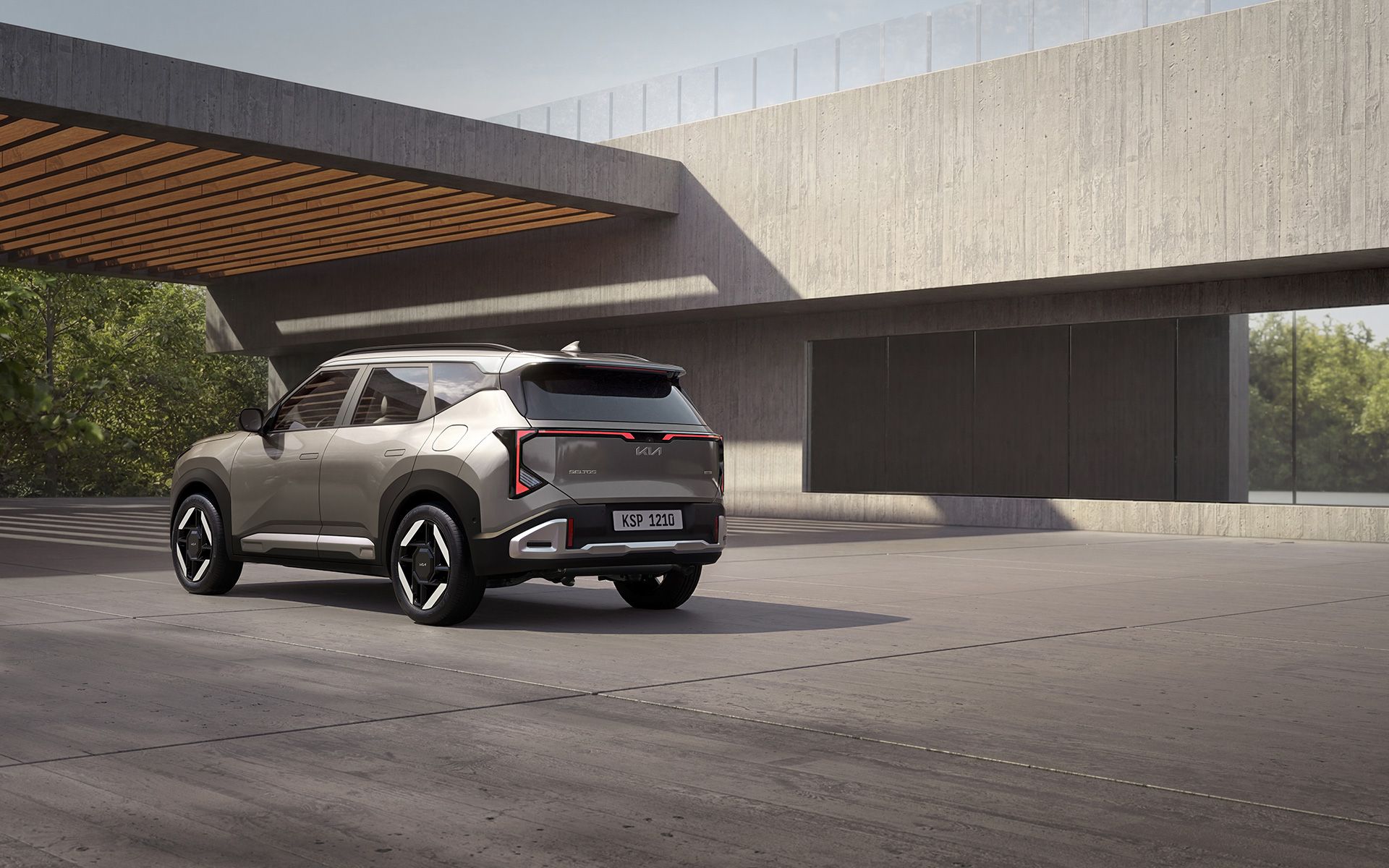 Kia Seltos fiyat seviyelerinde satılan modelin arkadan üç çeyrek görünümü
