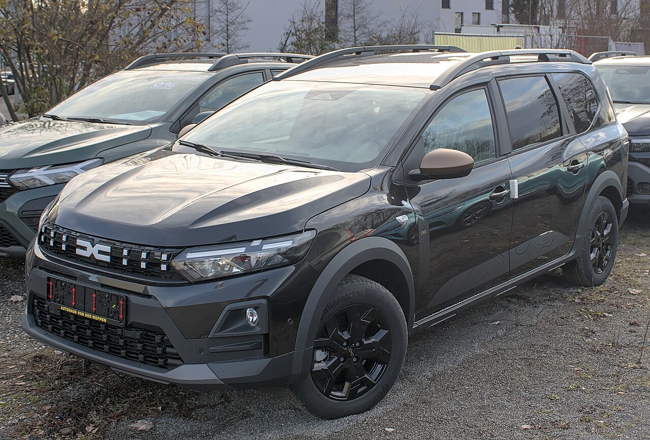 Siyah gövdeli Dacia Jogger Hybrid, Dacia'nın hibrit gamından bir örnek olarak ön üç çeyrek görünümde